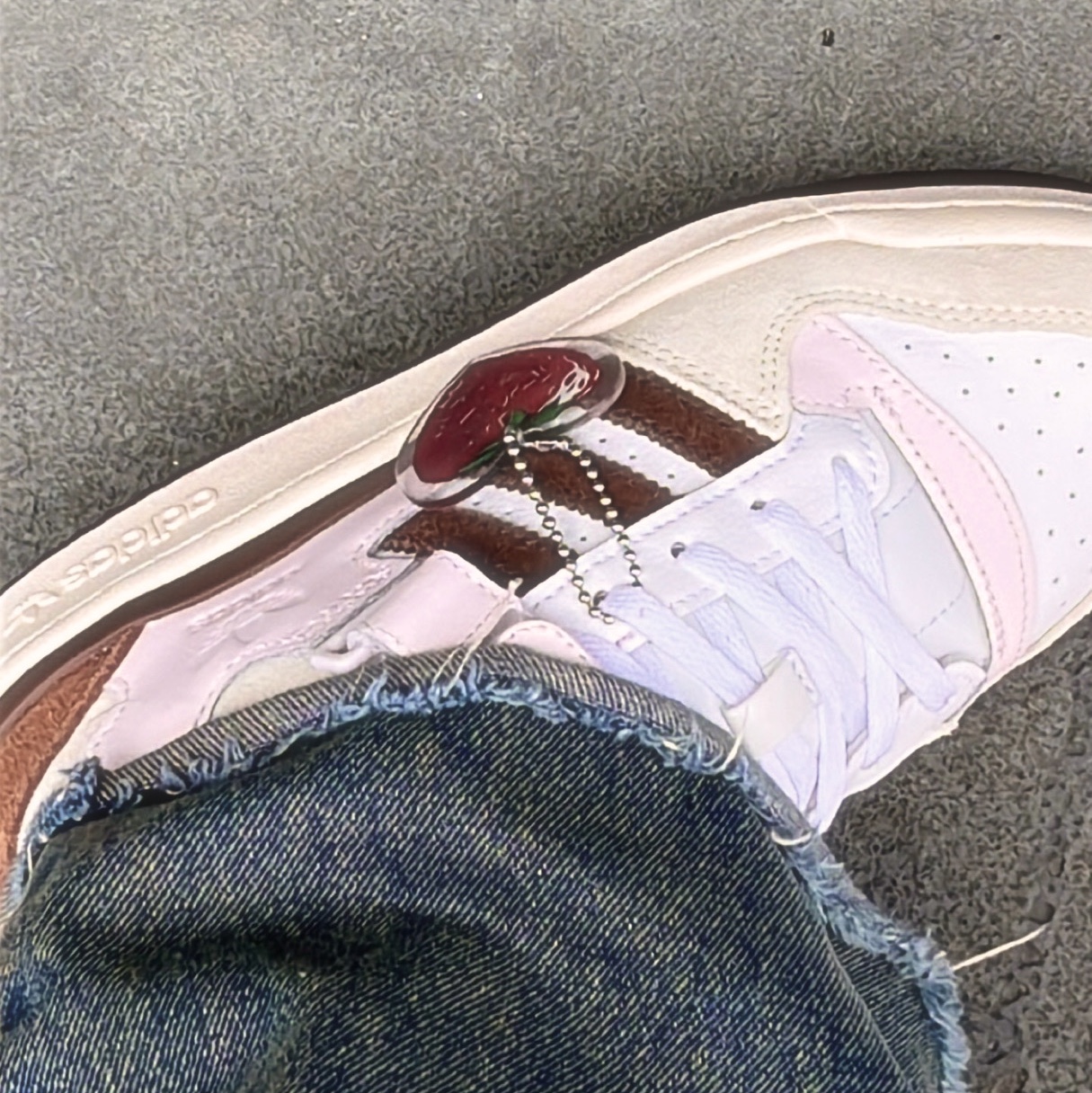 (W) Adidas Forum Low Cloud White Pantone 착용 스타일