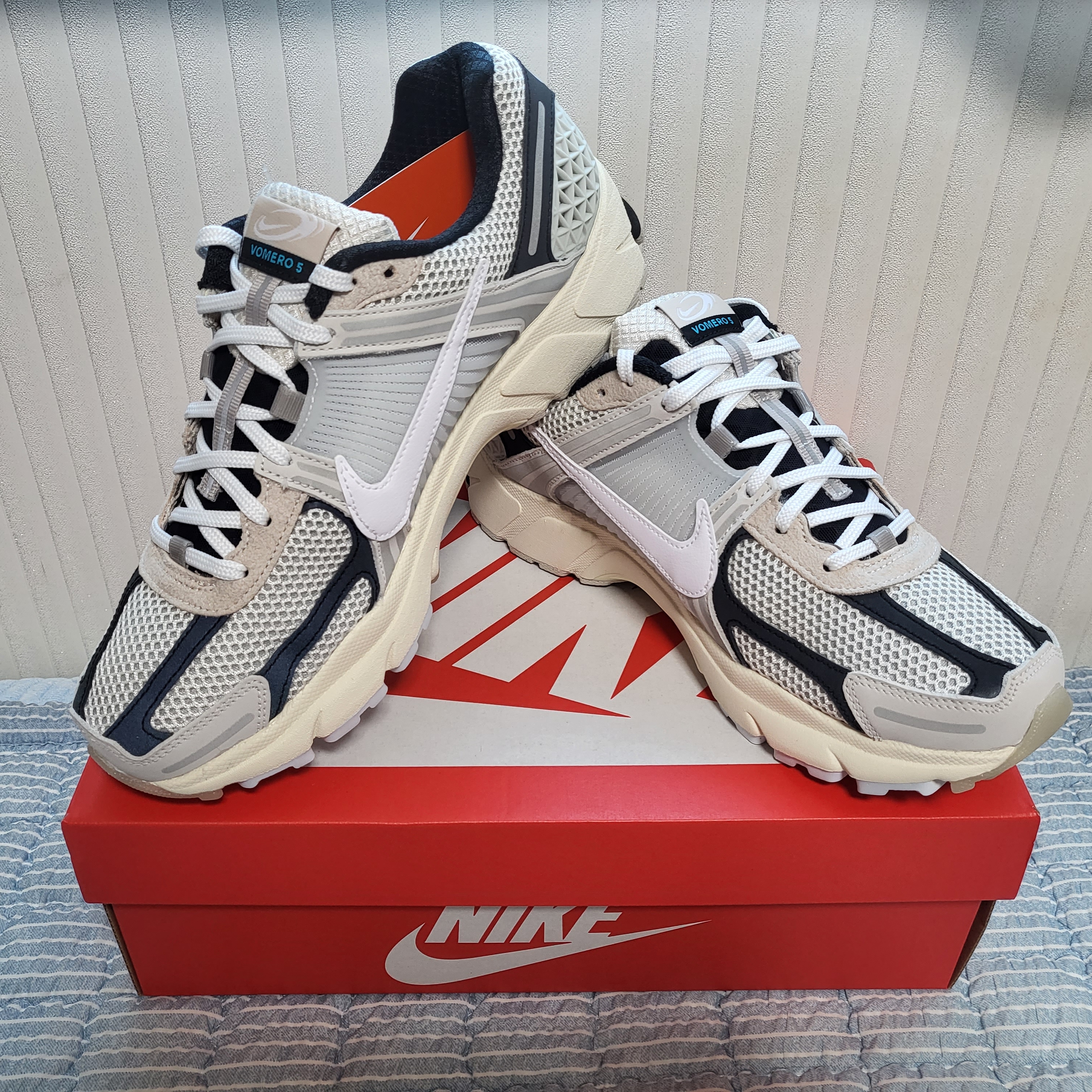 Nike Zoom Vomero 5 Light Bone and Black 착용 스타일