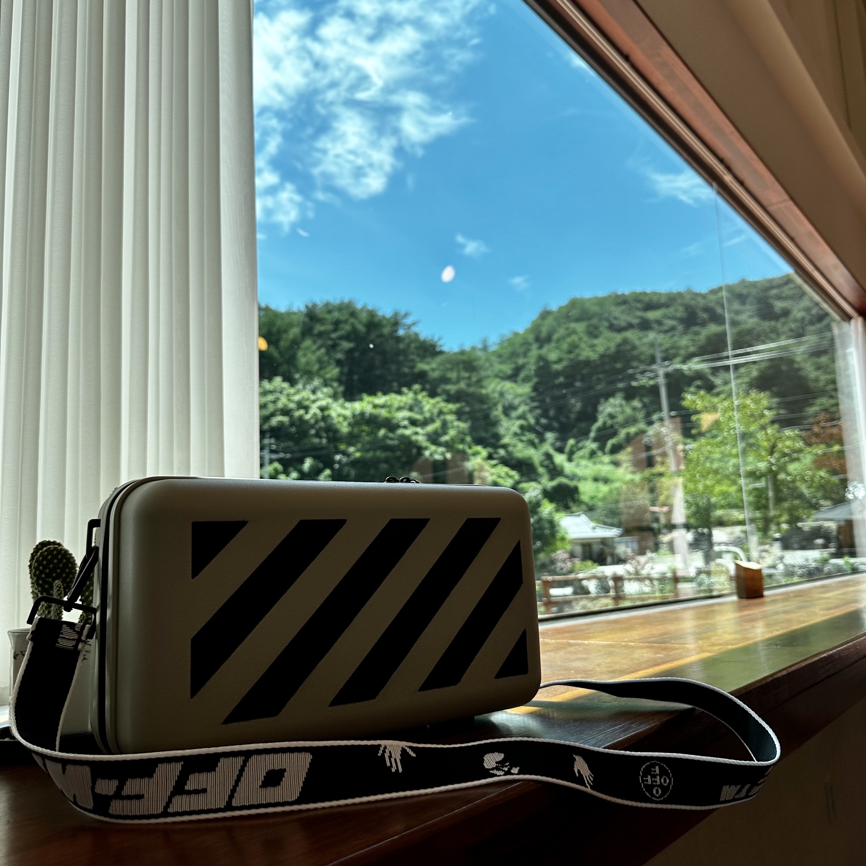 Off-White x Amore Pacific Protection Box (Without Cosmetics) 착용 스타일 - 2