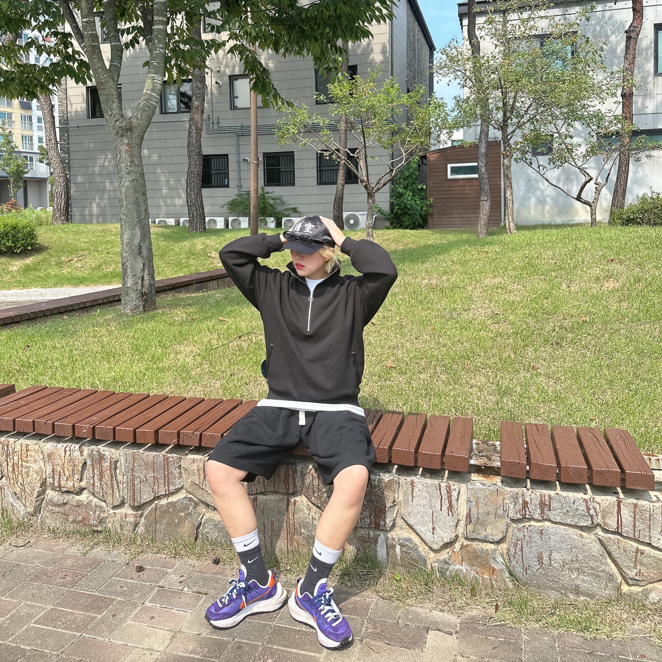 Nike x Sacai VaporWaffle Dark Iris, Darkr8m Studio x Hardhitters Satin Reflective Logo Cap 착용 스타일 - 4