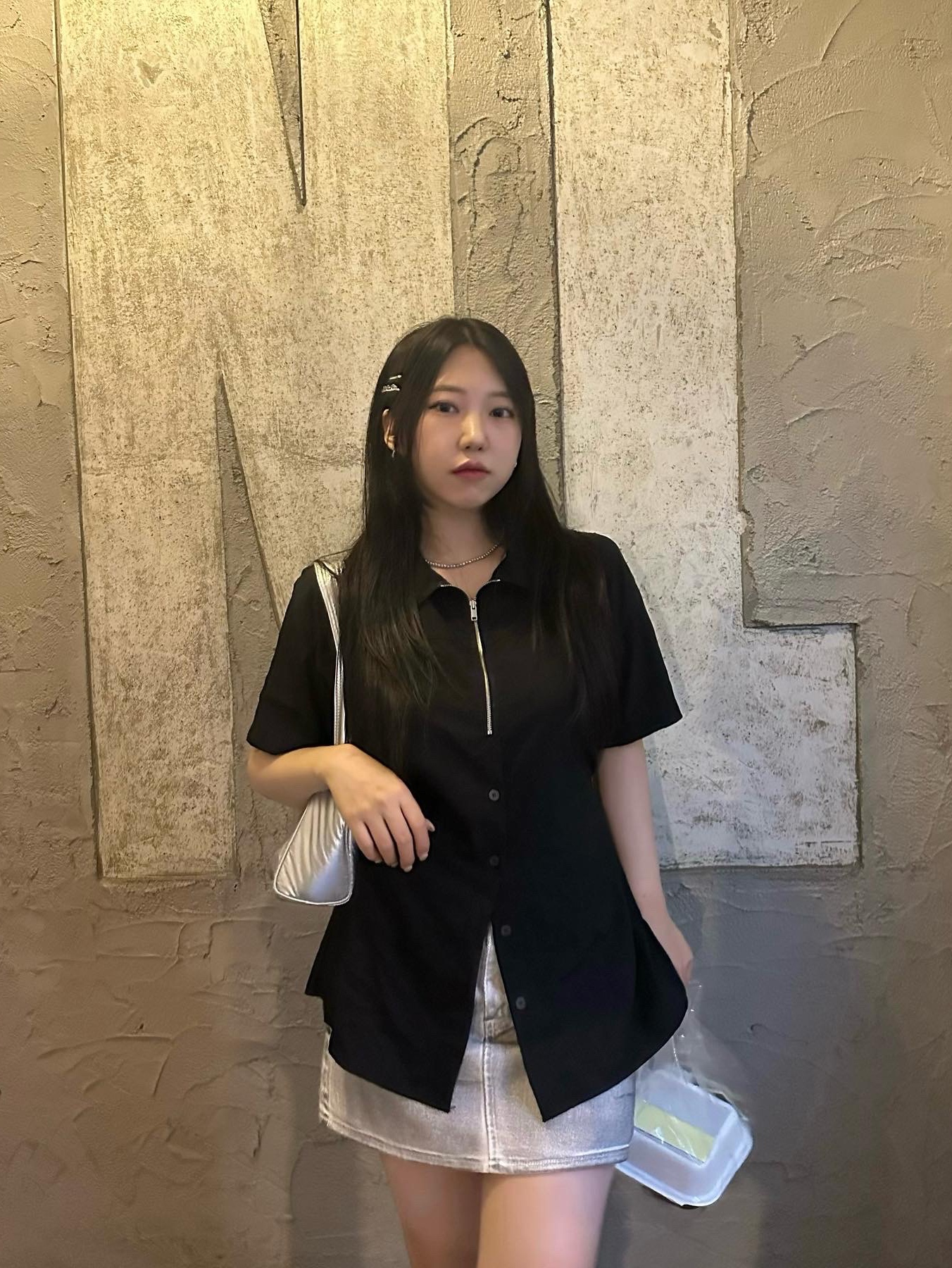 Matin Kim Glossy Tote Bag Silver 착용 스타일 - 3