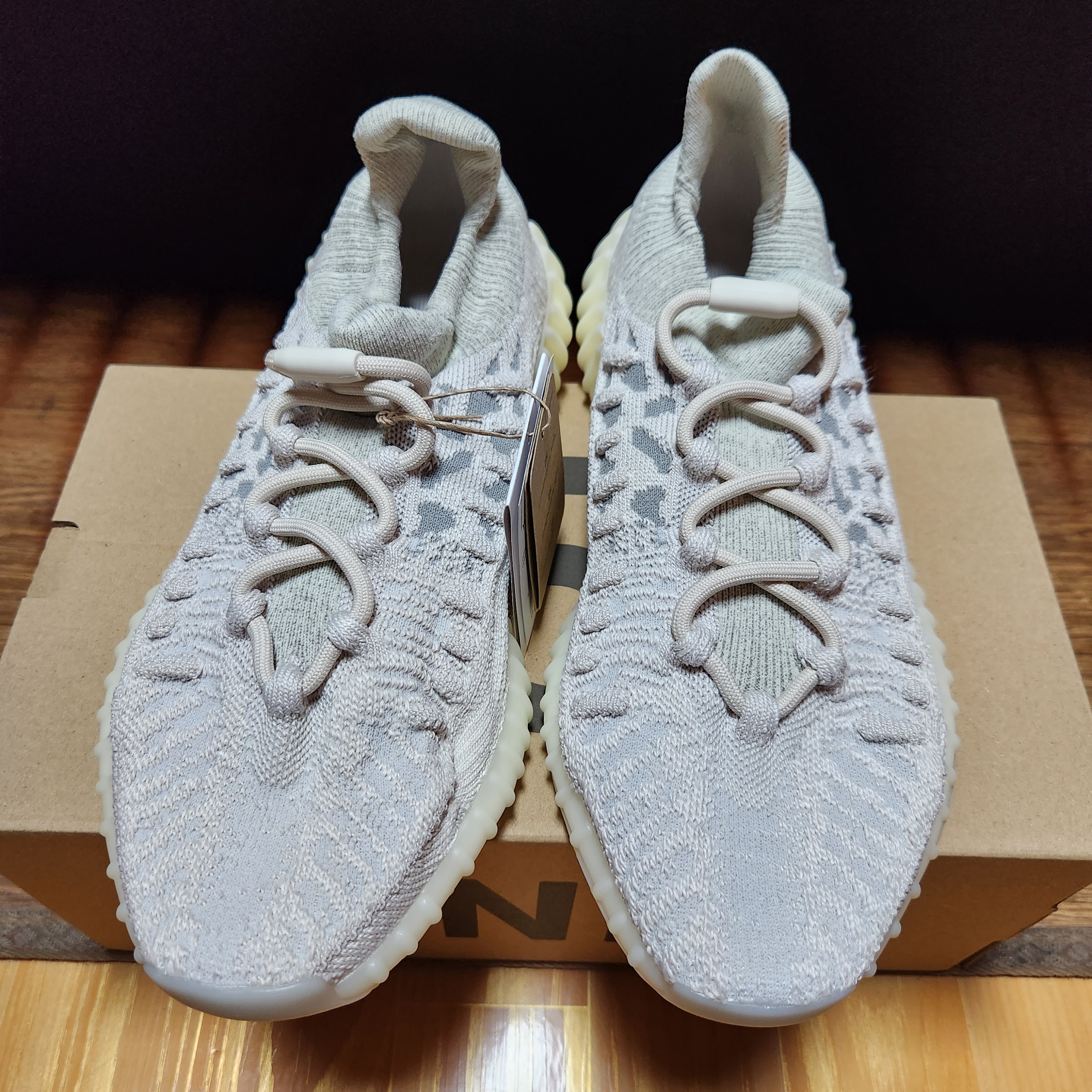 Adidas Yeezy 350 V2 CMPCT Slate Bone 2022/2023 착용 스타일 - 1