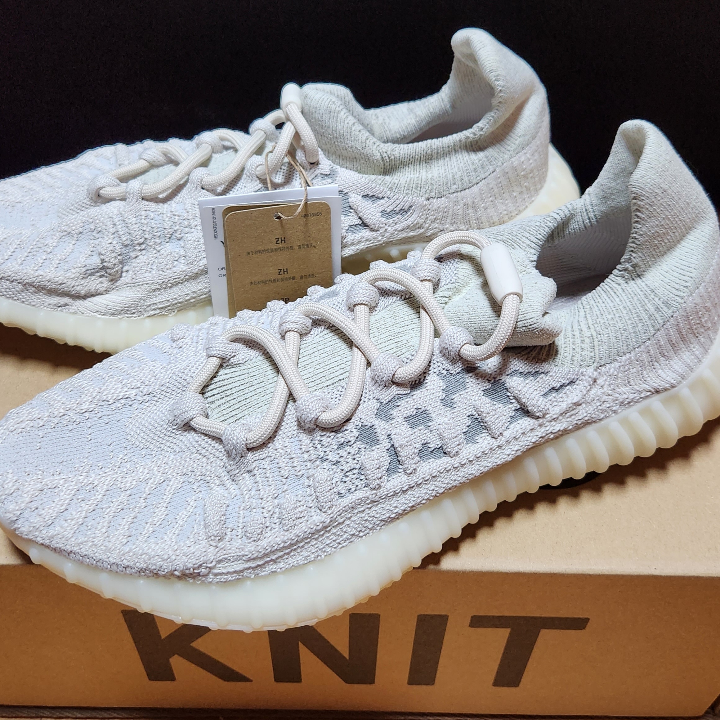 Adidas Yeezy 350 V2 CMPCT Slate Bone 2022/2023 착용 스타일 - 2