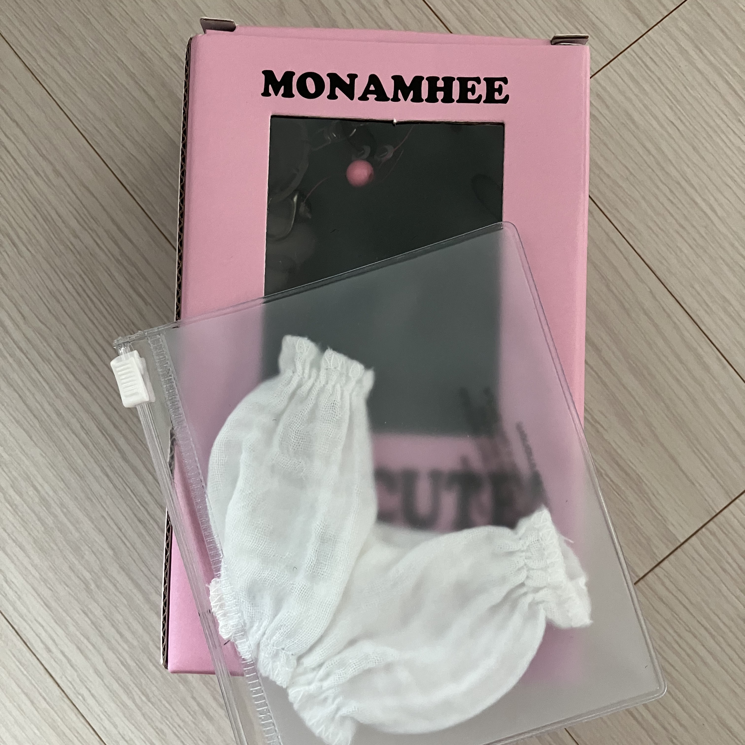 Monamhee Beulpingi Keyring with White Pants Black 착용 스타일