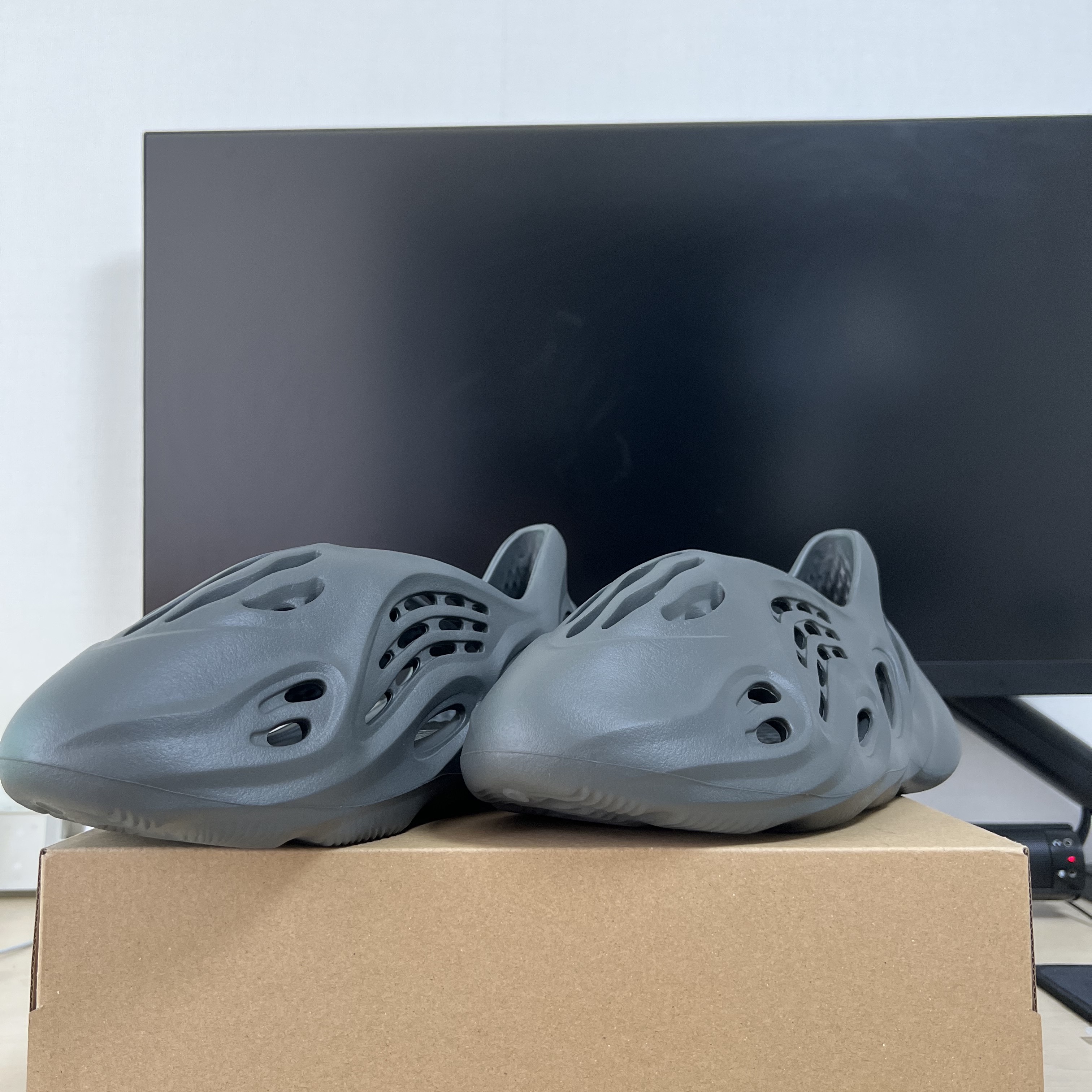 Adidas Yeezy Foam RNNR Carbon 착용 스타일 - 2