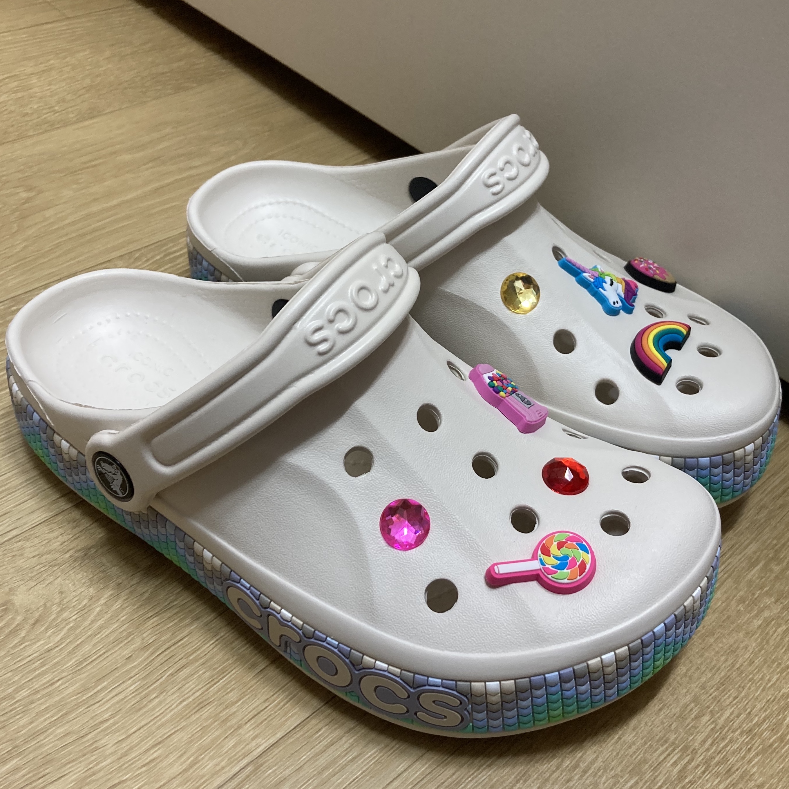 Crocs Bayaband Chevron Band Clog Stucco Multi 착용 스타일