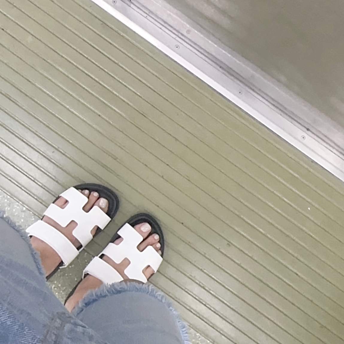 (W) Hermes Chypre Sandal Calfskin & Blanc 착용 스타일