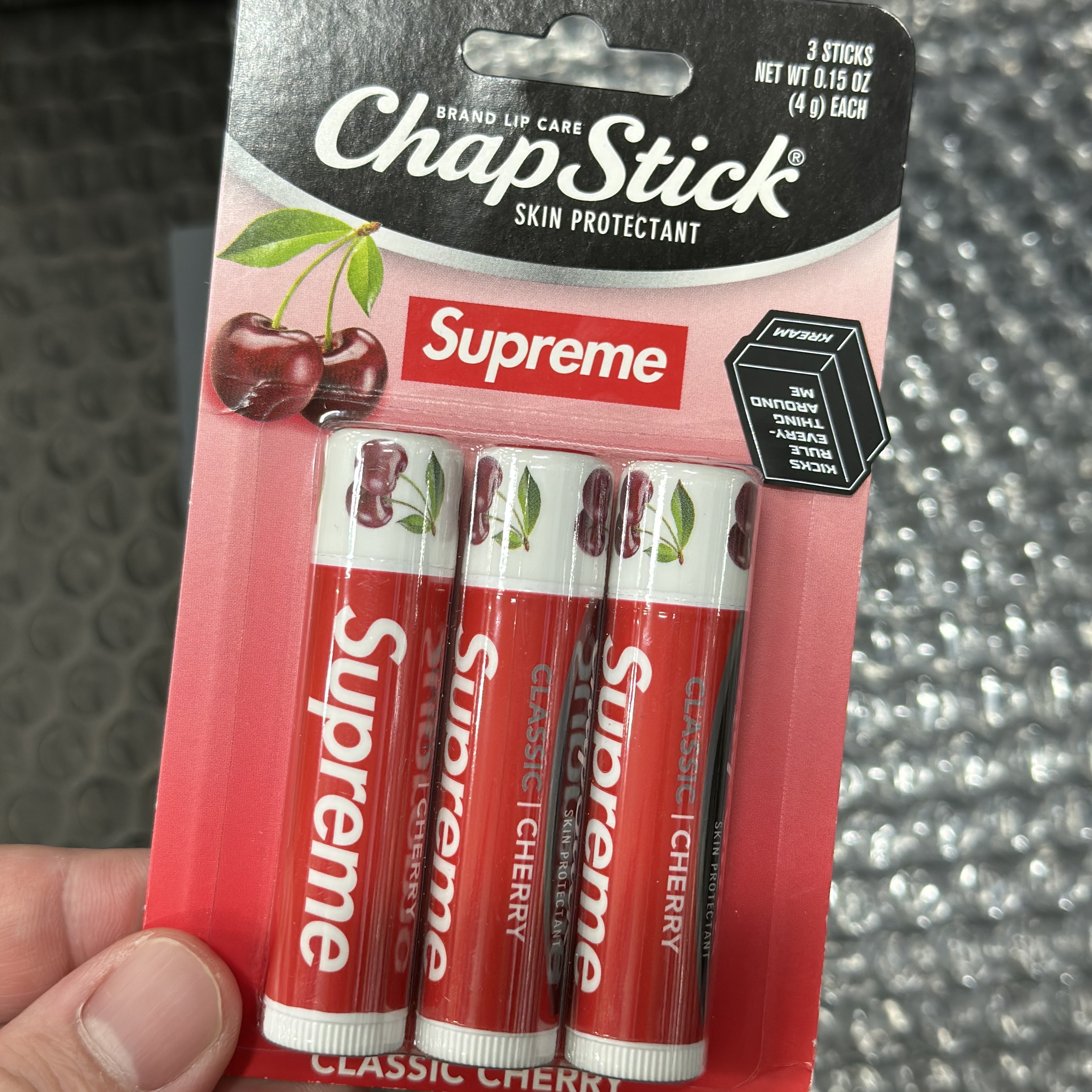 Supreme Chapstick Red (3 Pack) 착용 스타일