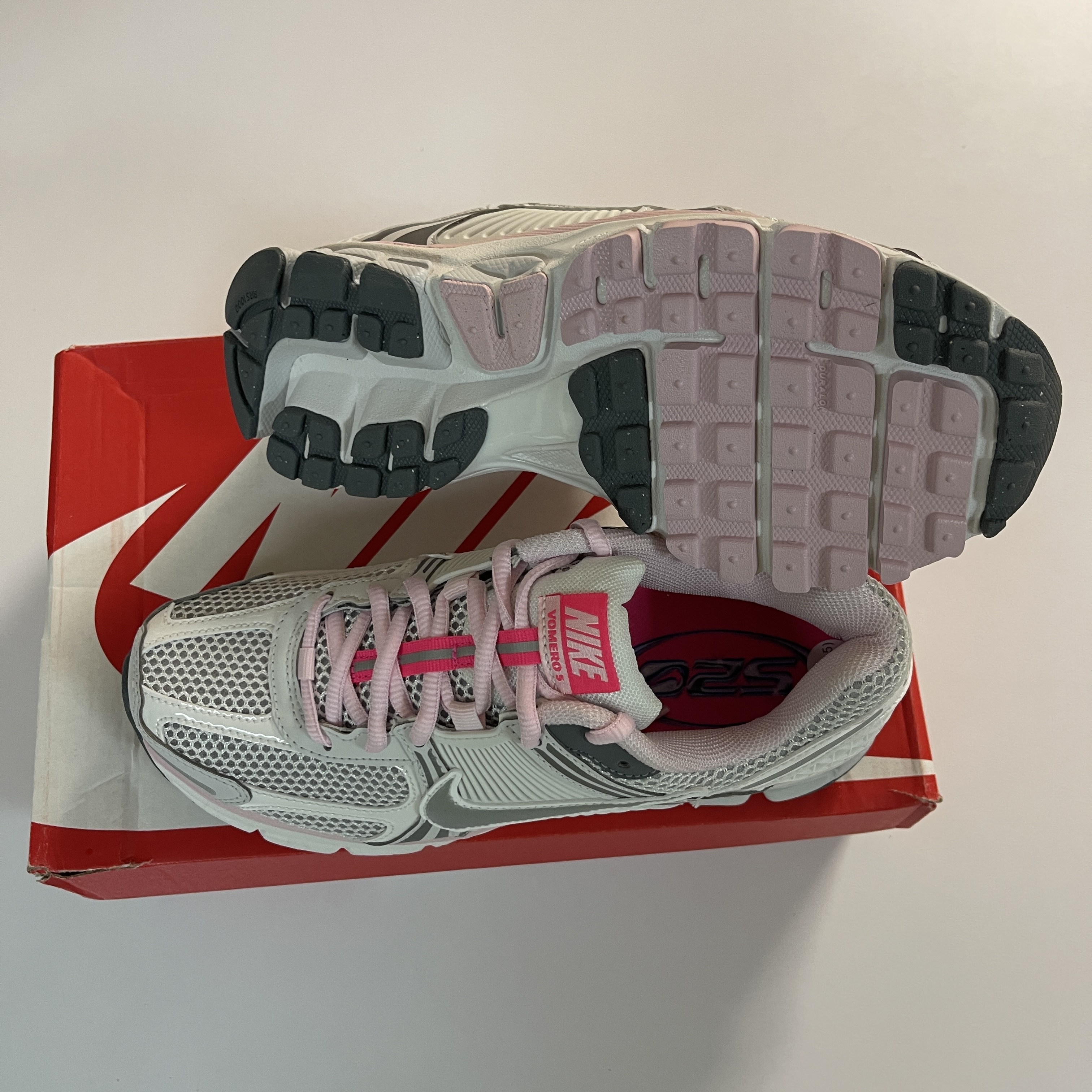 (W) Nike Zoom Vomero 5 Photon Dust Metallic Silver 착용 스타일 - 3