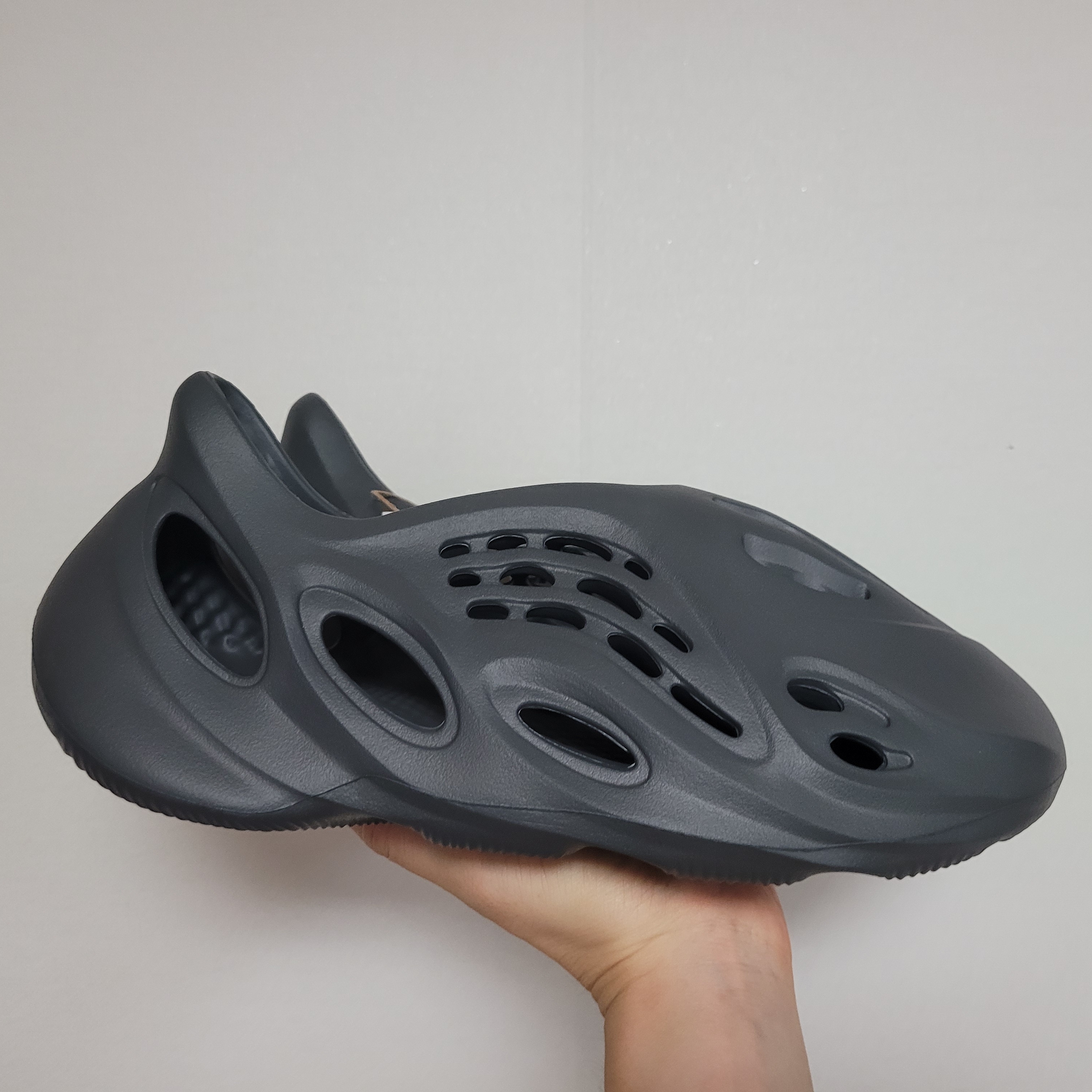 Adidas Yeezy Foam RNNR Carbon 착용 스타일 - 1