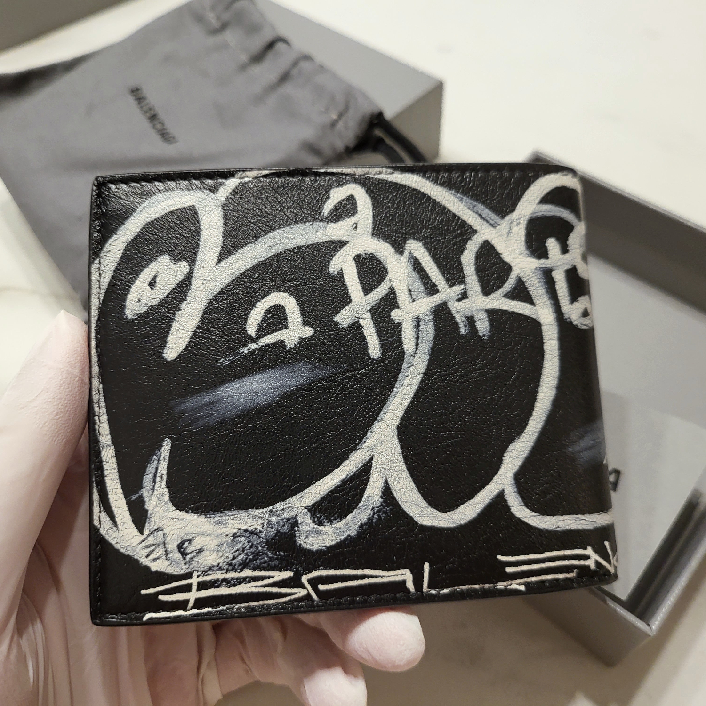 Balenciaga Cash Square Folded Wallet Graffiti Black 착용 스타일 - 2