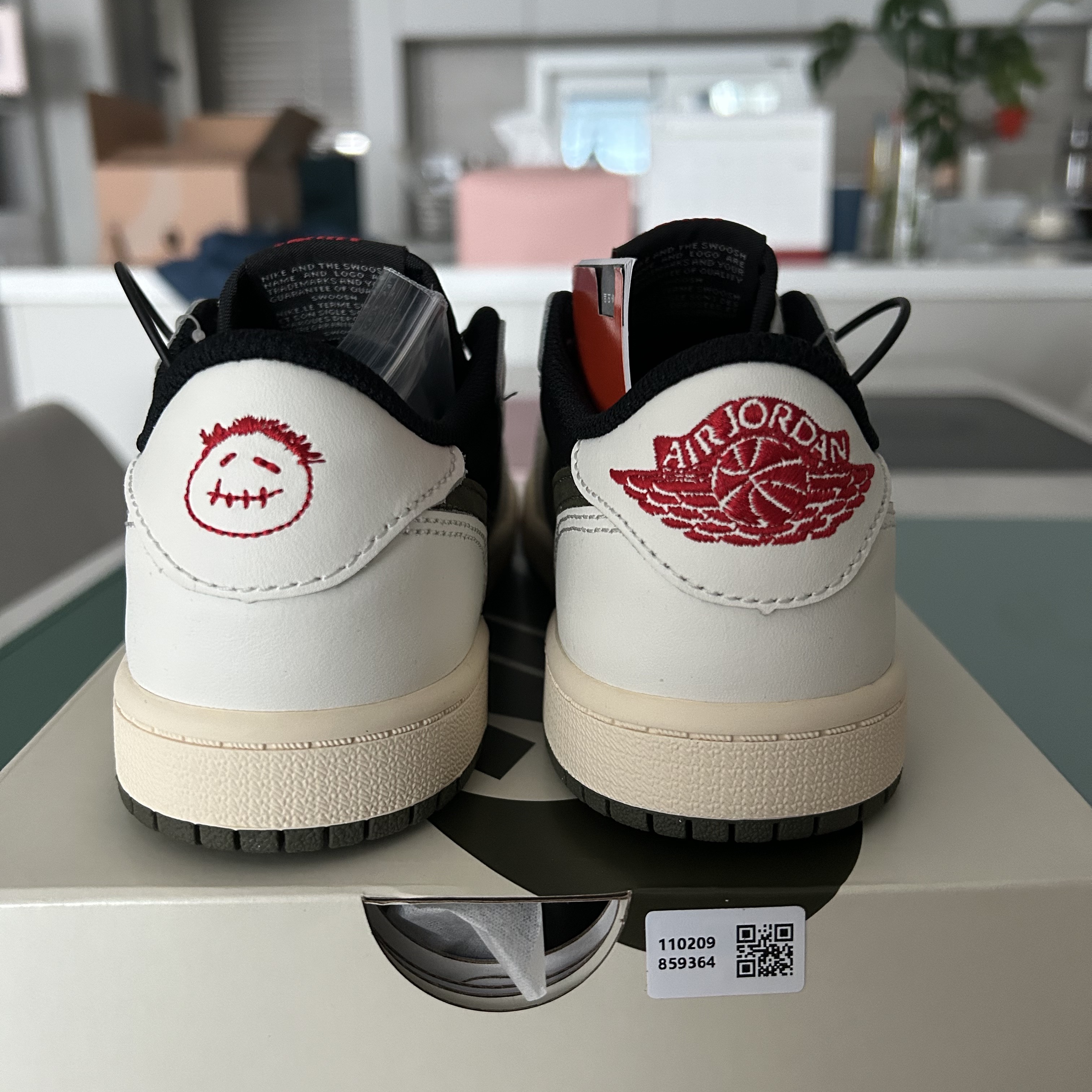 (PS) Jordan 1 x Travis Scott Retro Low OG SP Medium Olive 착용 스타일 - 1