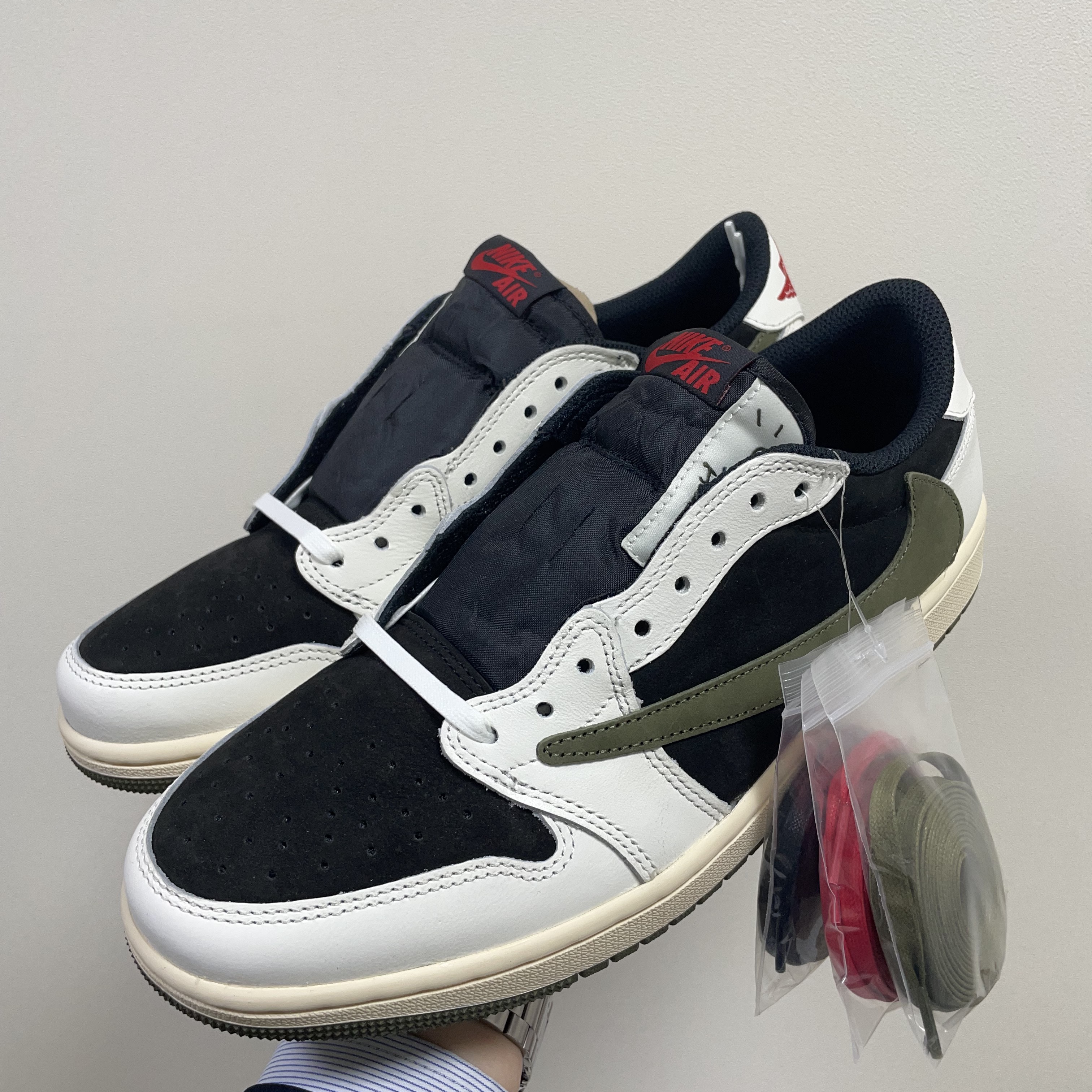 (W) Jordan 1 x Travis Scott Retro Low OG SP Medium Olive 착용 스타일 - 1
