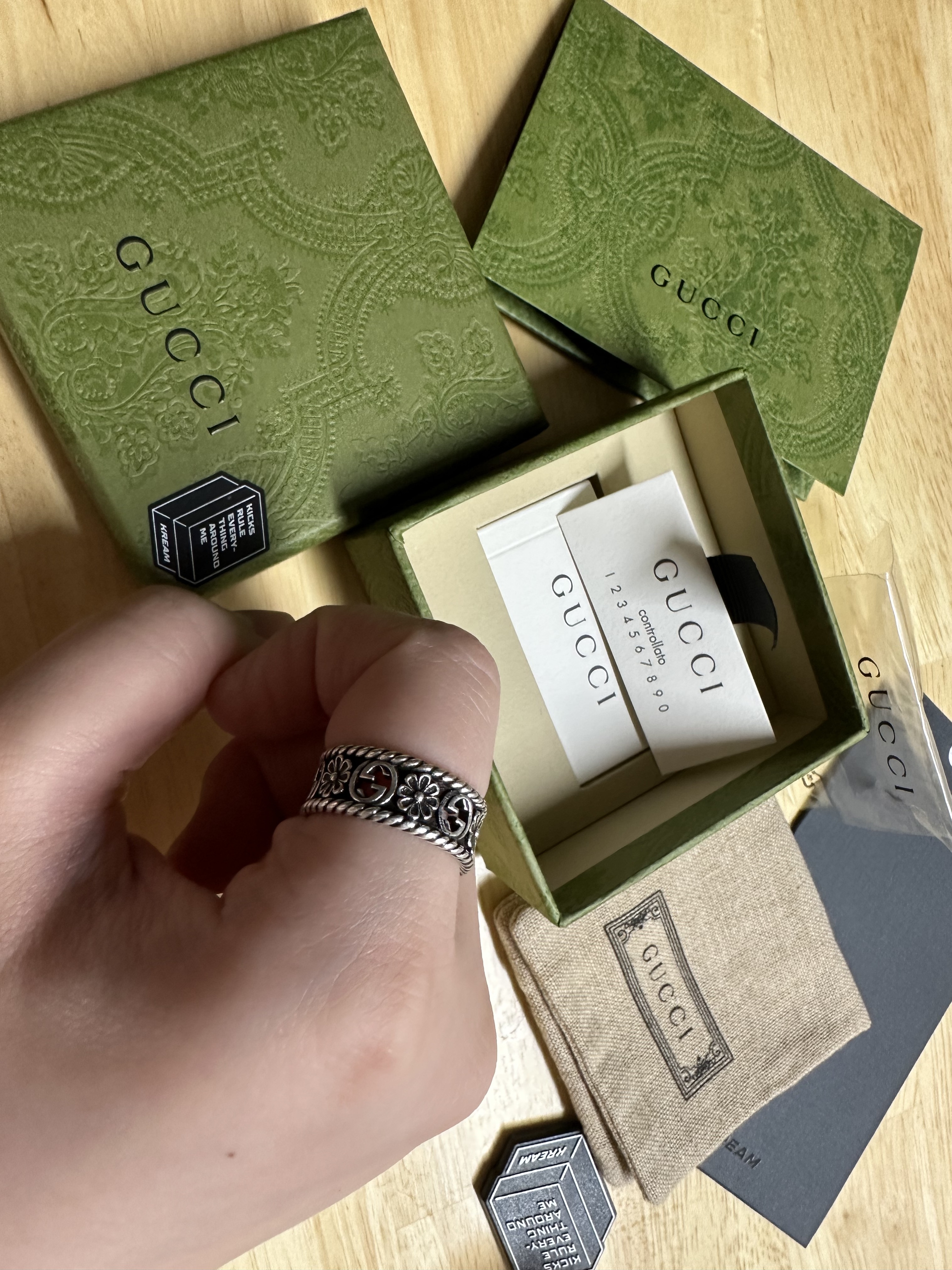 Gucci Interlocking G Silver Ring Silver Aged Finish 착용 스타일 - 3