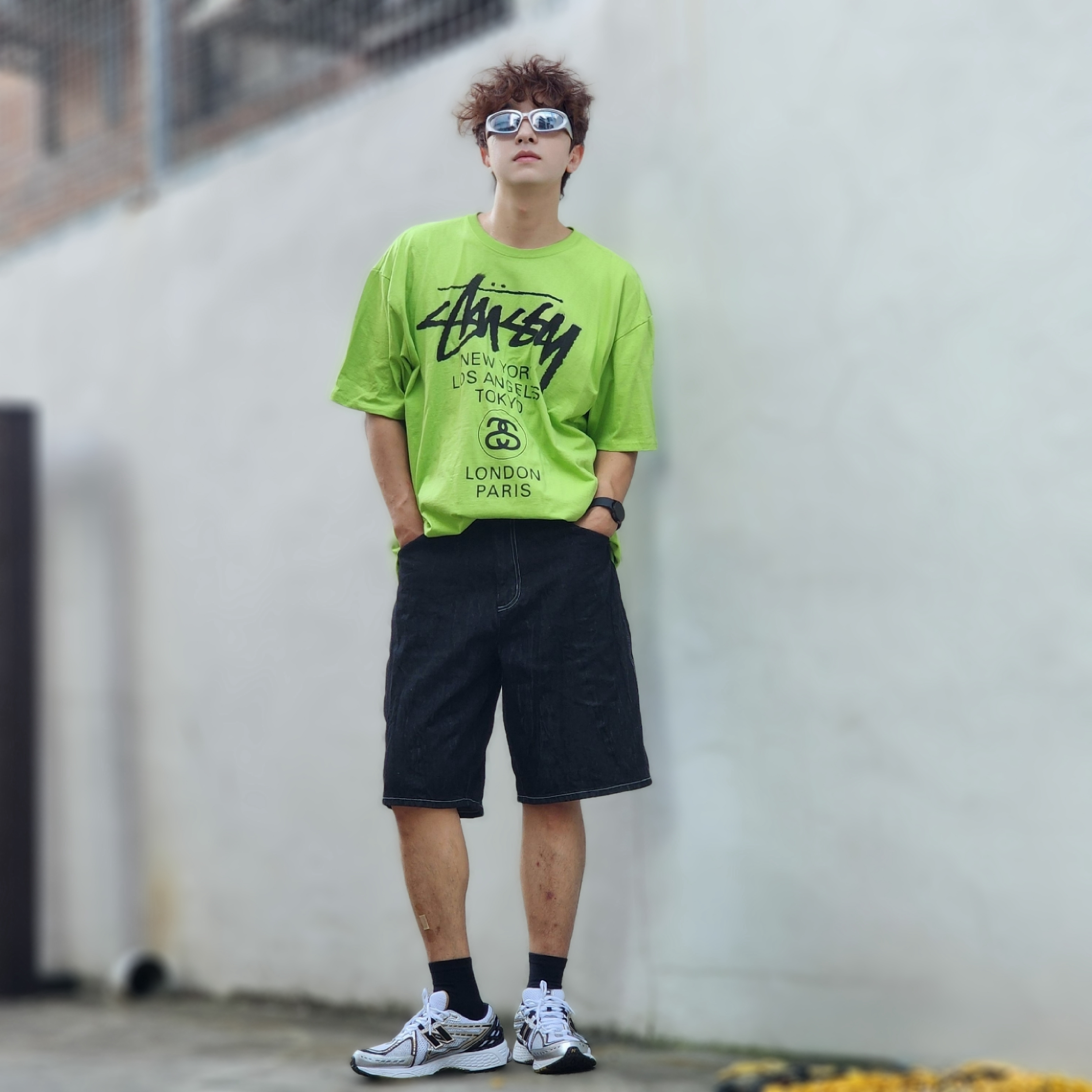 Stussy World Tour T-Shirt Tea 2023, New Balance 1906R White Gold 착용 스타일 - 4