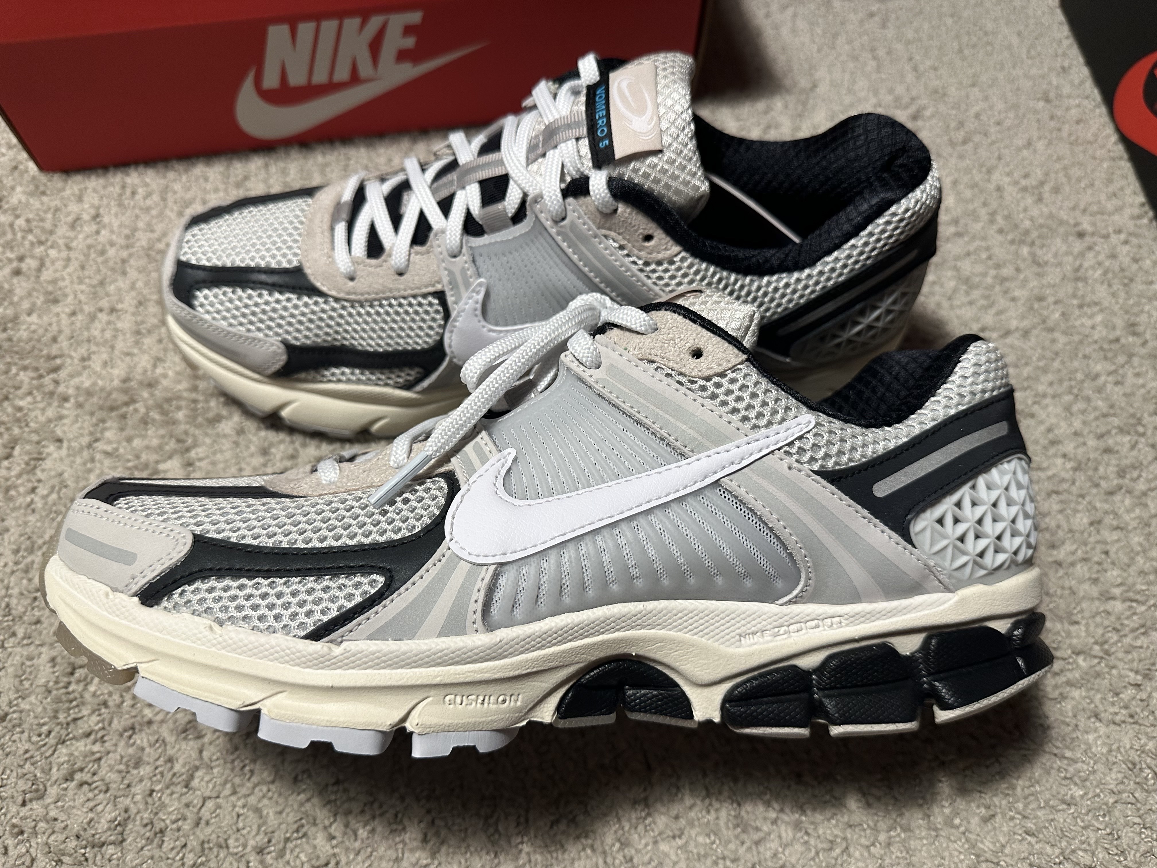 Nike Zoom Vomero 5 Light Bone and Black 착용 스타일 - 2