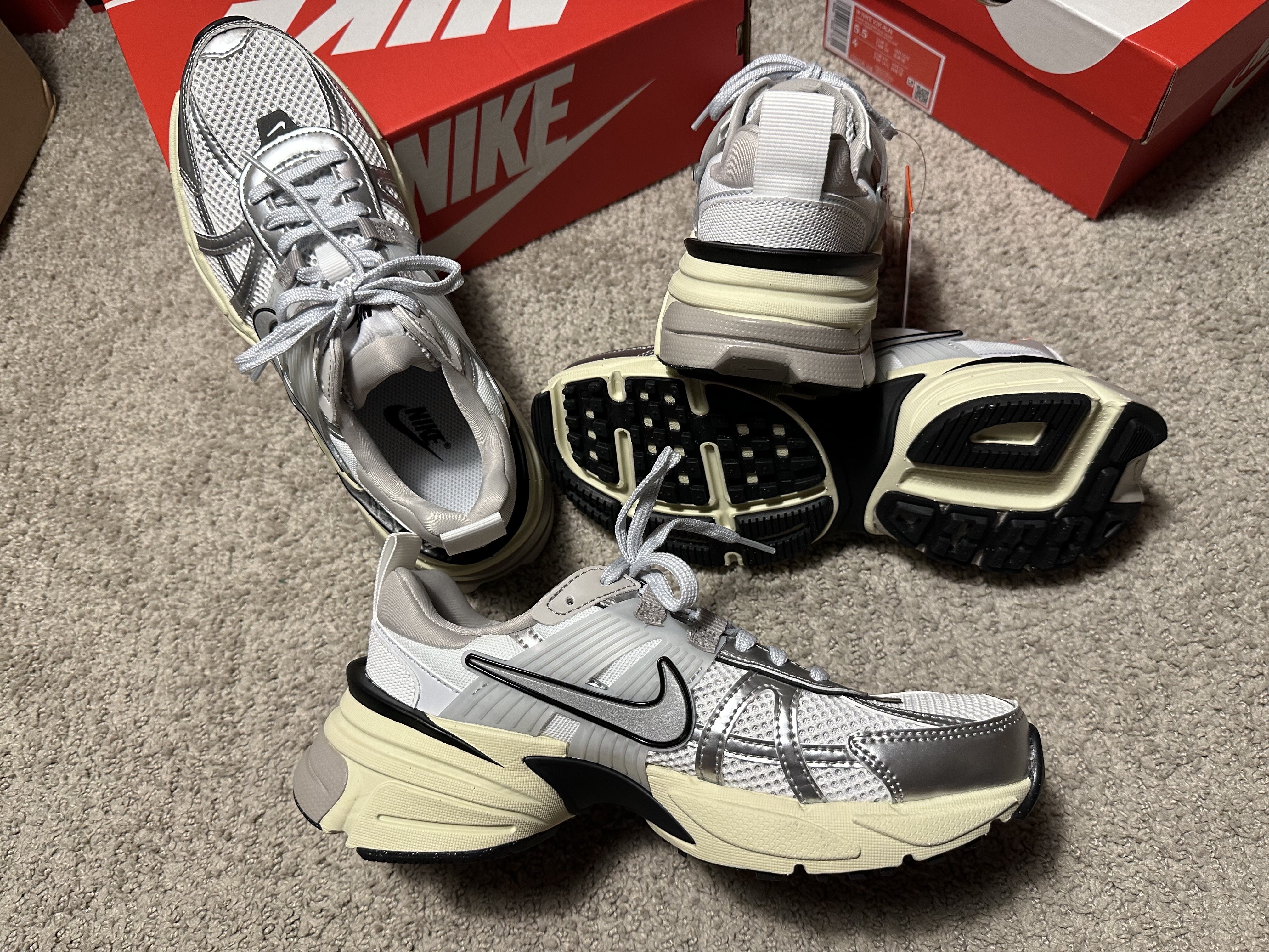Nike V2K Run Summit White Metallic Silver 착용 스타일 - 3