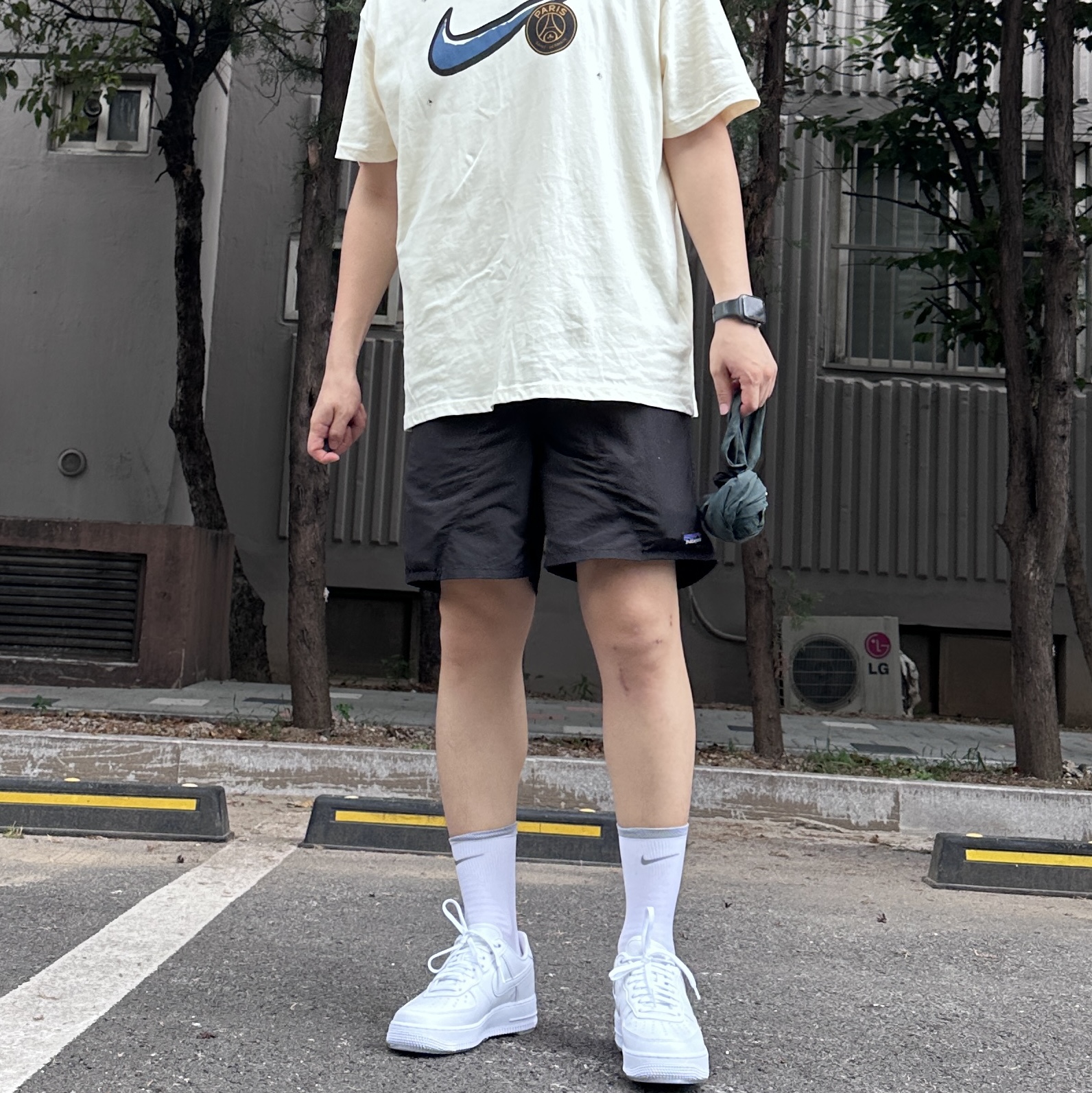 Nike Air Force 1 '07 Fresh White, Patagonia Baggies Shorts 5 Inch Black 착용 스타일 - 1