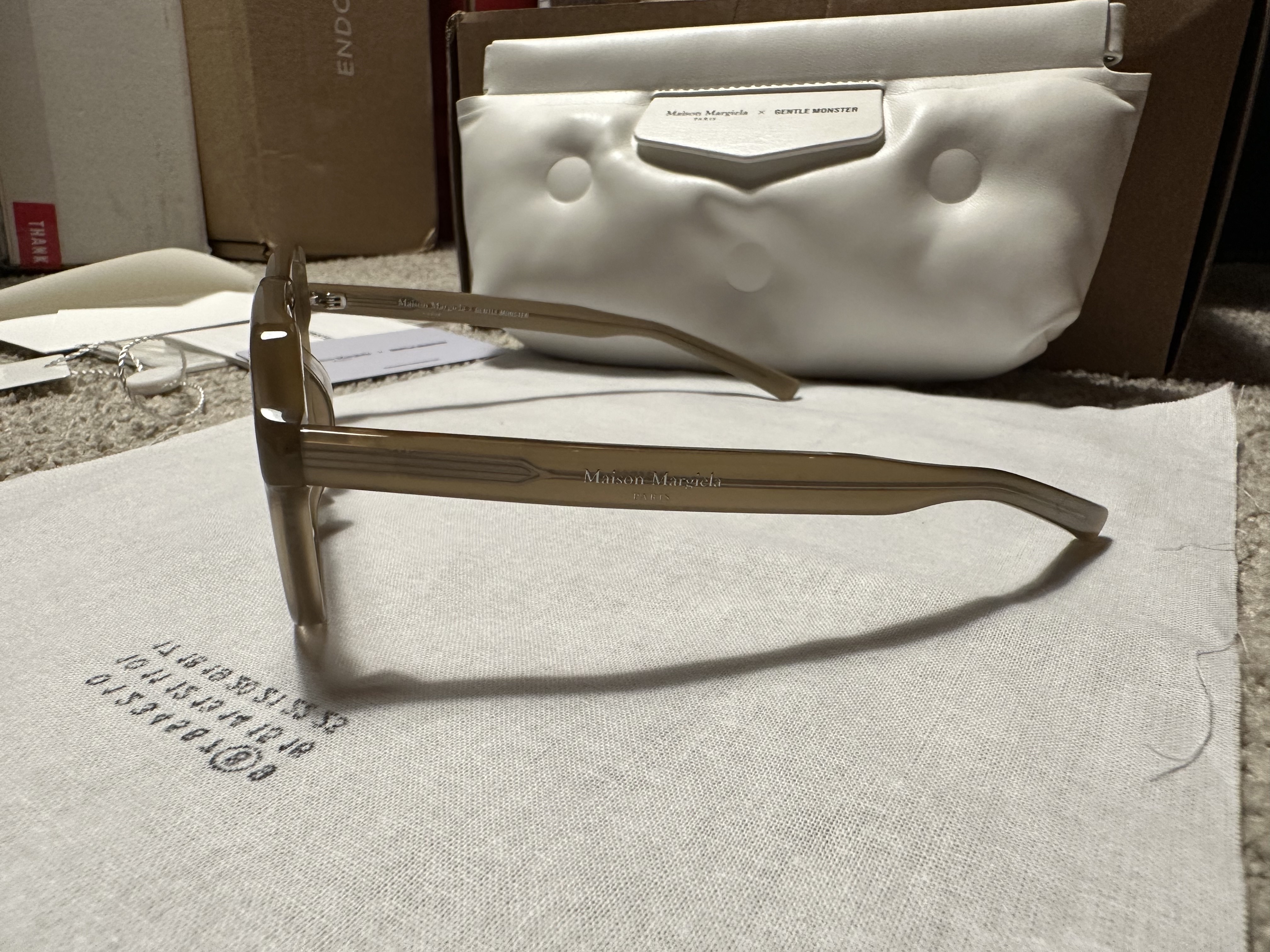 Gentle Monster x Maison Margiela MM011 Clear Brown 착용 스타일 - 4