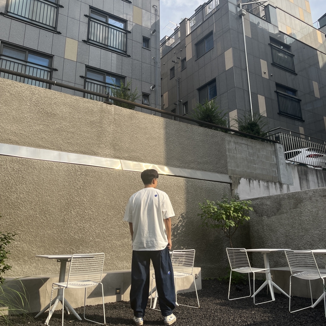 Ader Error Sig; TRS/BL Tag T-Shirt 01 Off White, Zara x Ader Error Wide Leg Jeans Blue 착용 스타일 - 2