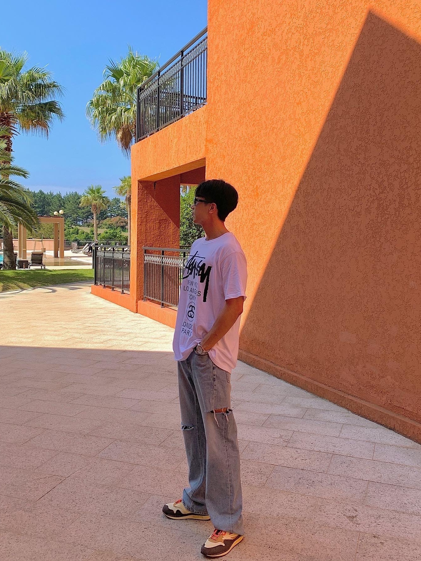 Stussy World Tour T-Shirt White 2023, Nike x Travis Scott Air Max 1 Cact.us Brown 착용 스타일 - 1