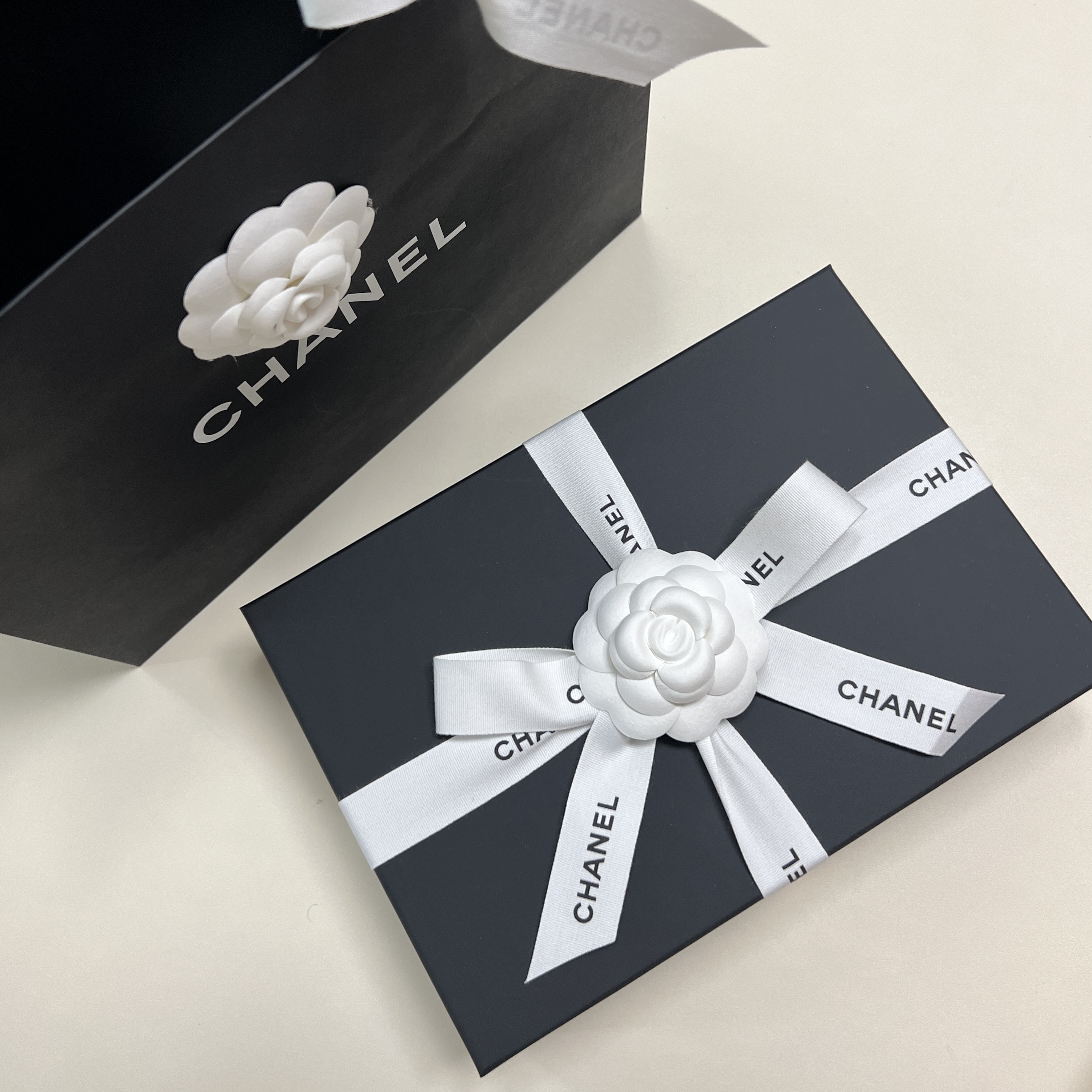 Chanel Classic Wallet On Chain Grained Calfskin & Silver Black, Gucci Ace Embroidered Bee 착용 스타일 - 2