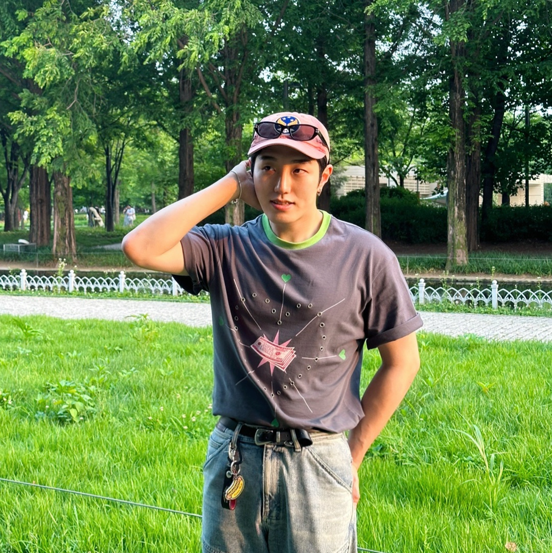 Double RL Garment Dyeing Twill Ball Cap Red, Nike x Jacquemus Air Humara LX Light Bone and Gold 착용 스타일 - 1