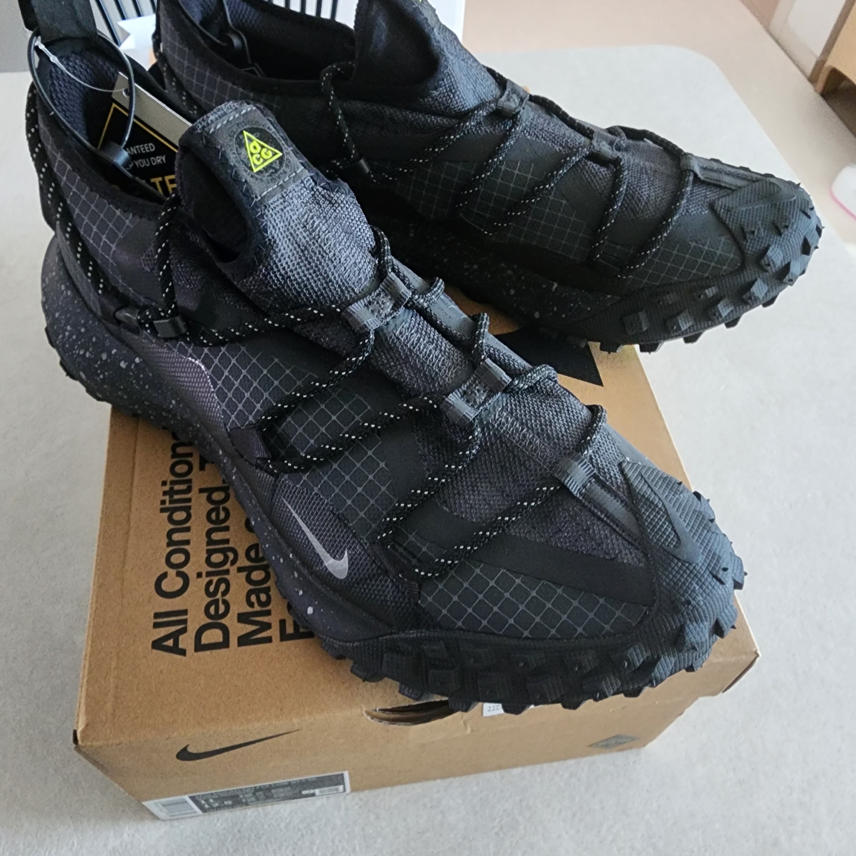 Nike ACG Mountain Fly Low Gore-Tex SE Dark Smoke Grey 착용 스타일