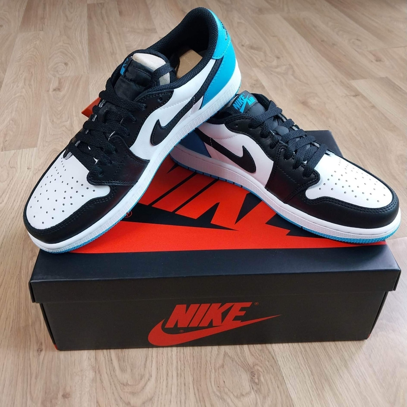 Jordan 1 Retro Low OG Black and Dark Powder Blue 착용 스타일