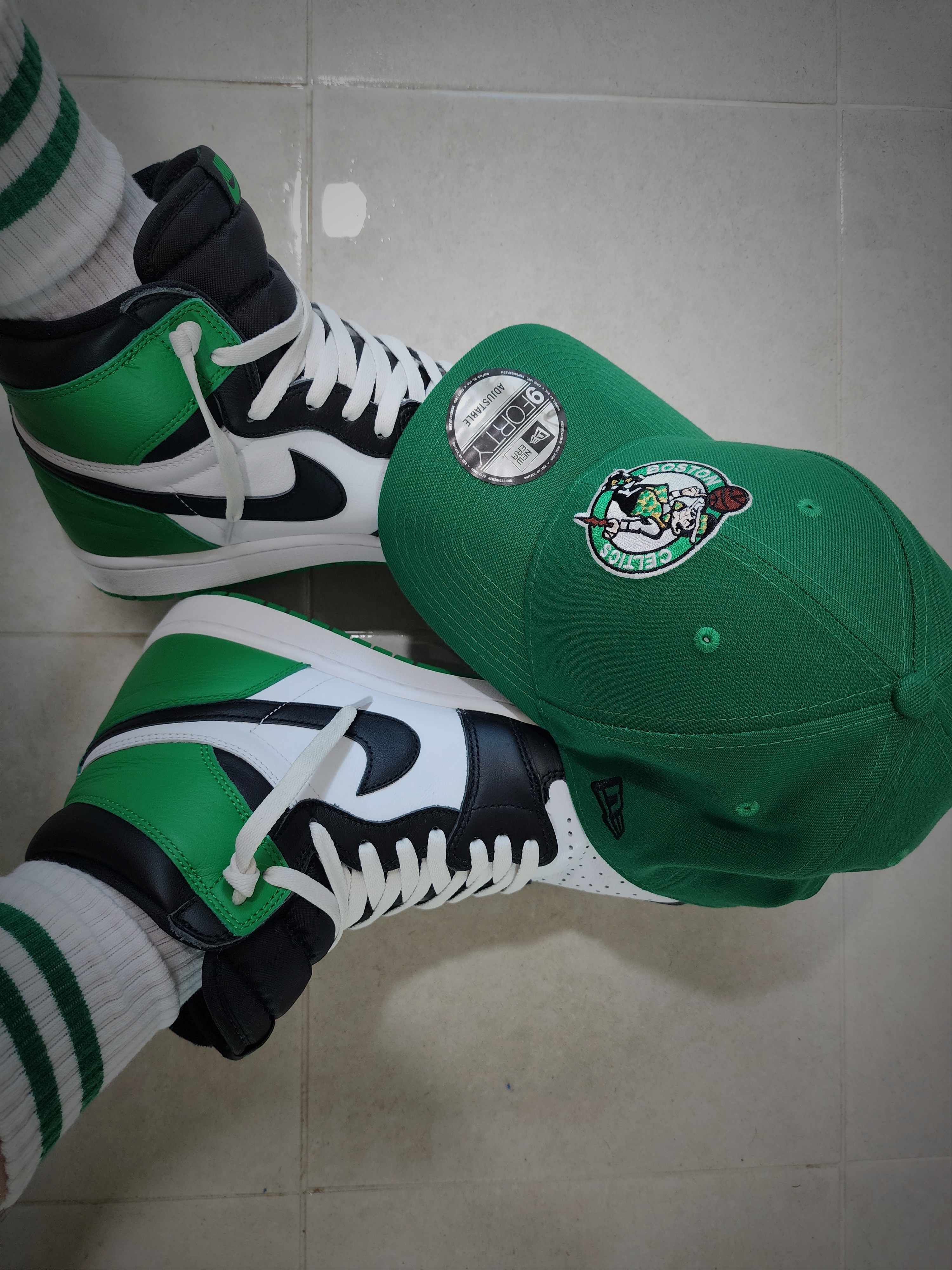 Jordan 1 Retro High OG Black and Lucky Green 착용 스타일 - 1