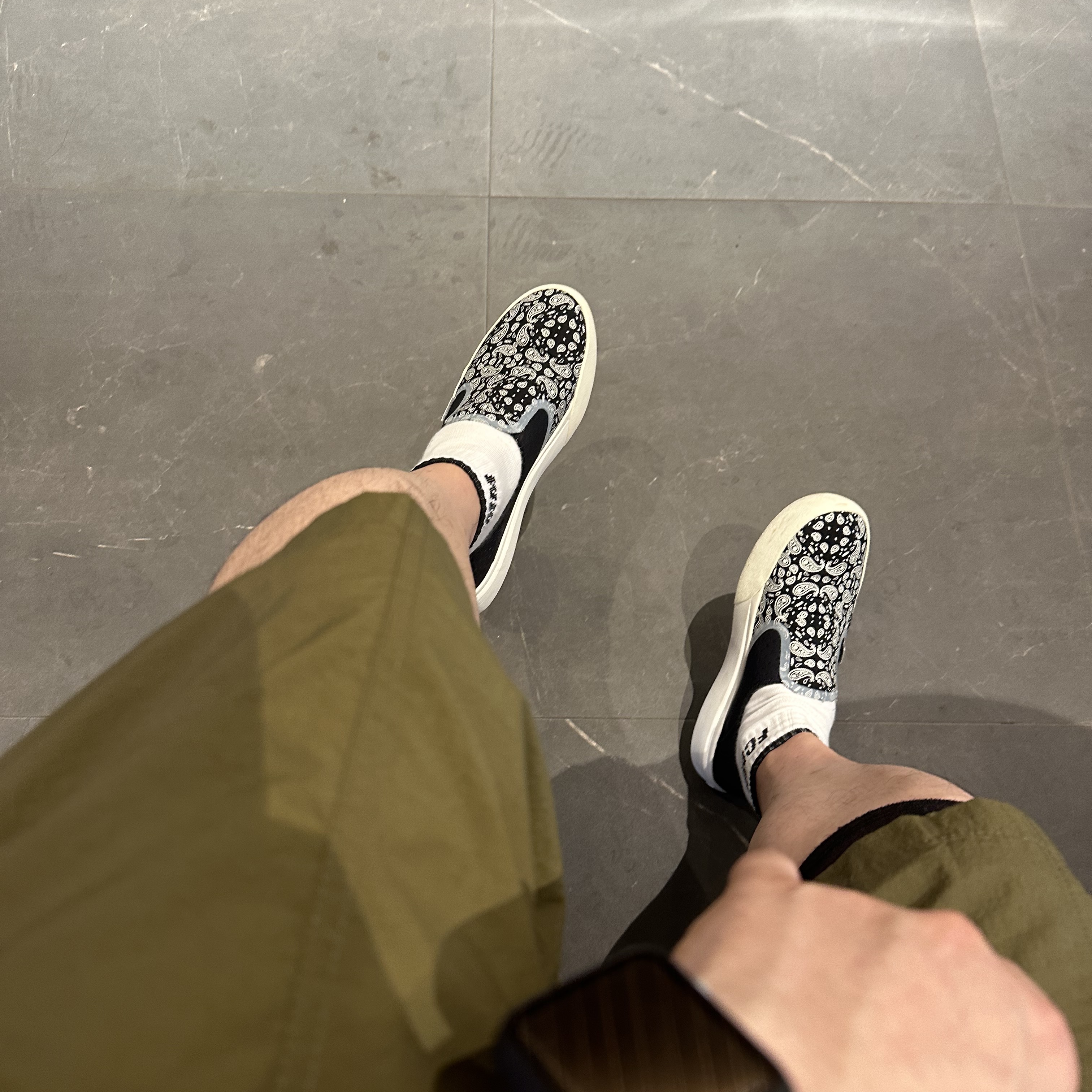 Vans ComfyCush One Bandana Marshmallow Black, Arc'teryx Mantis 2 Waistpack 24K Black 착용 스타일 - 1