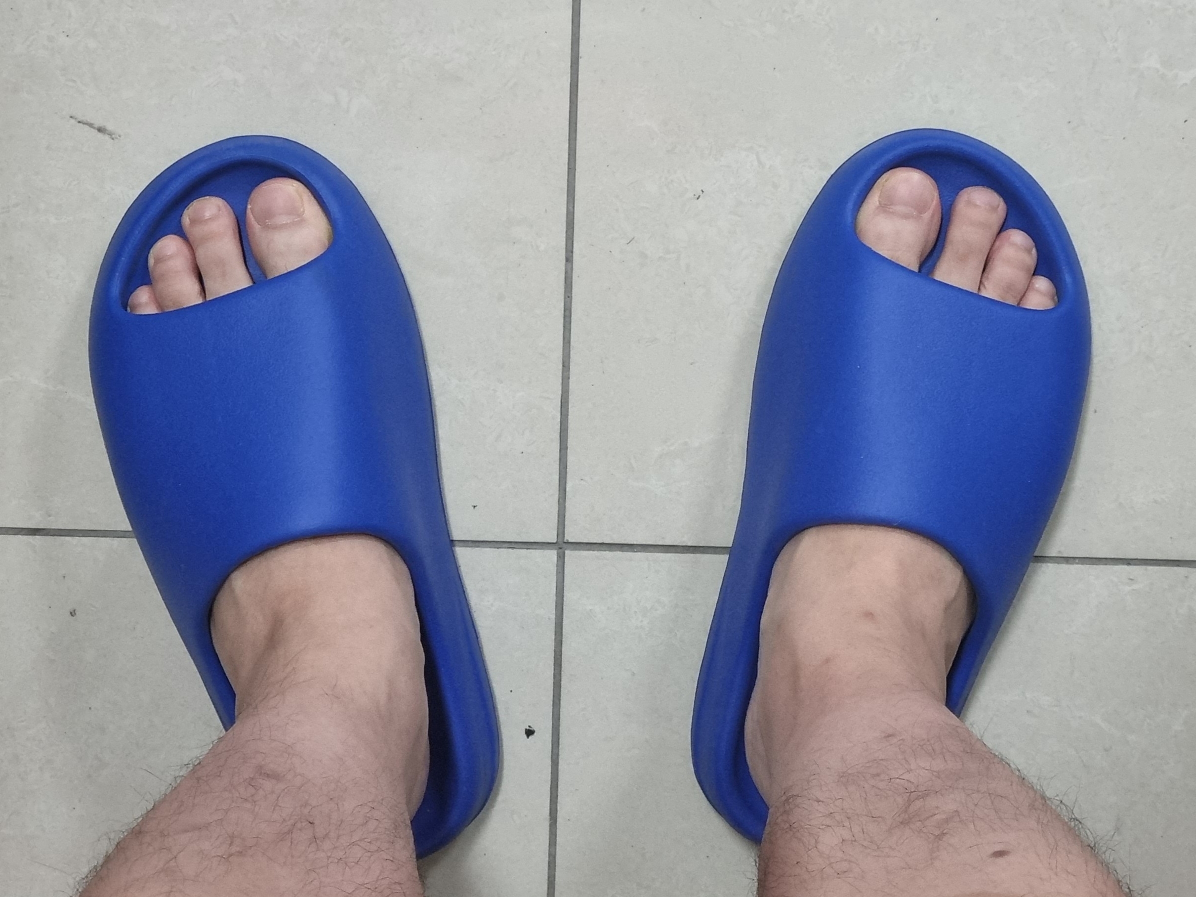 Adidas Yeezy Slide Azure 착용 스타일