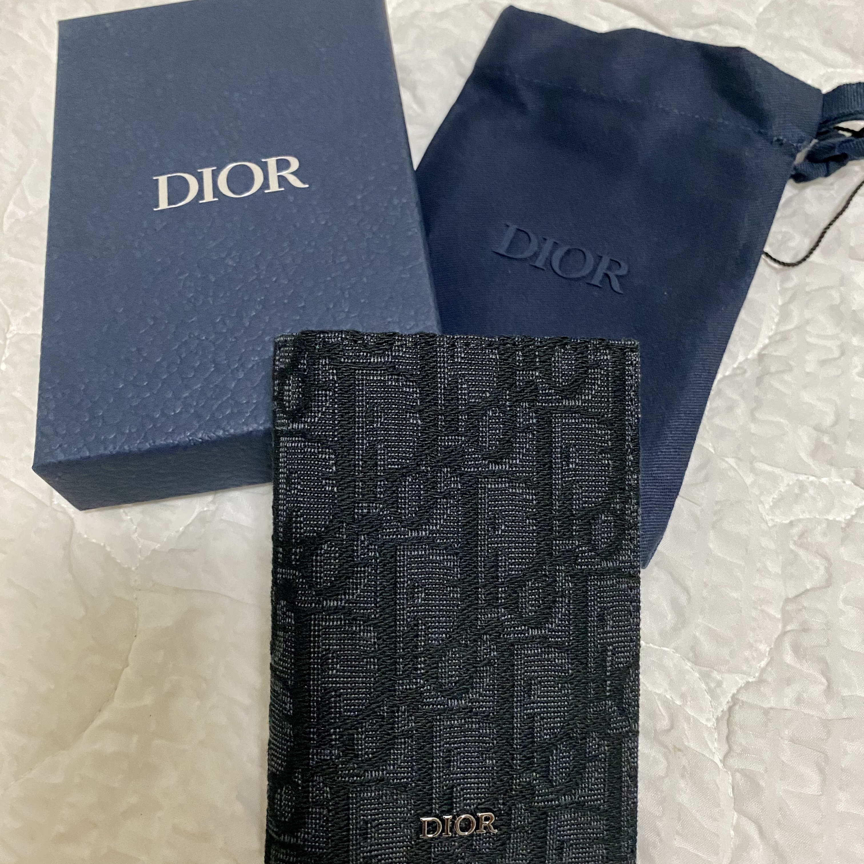 Dior Bi-Fold Card Holder Black Dior Oblique Jacquard 착용 스타일