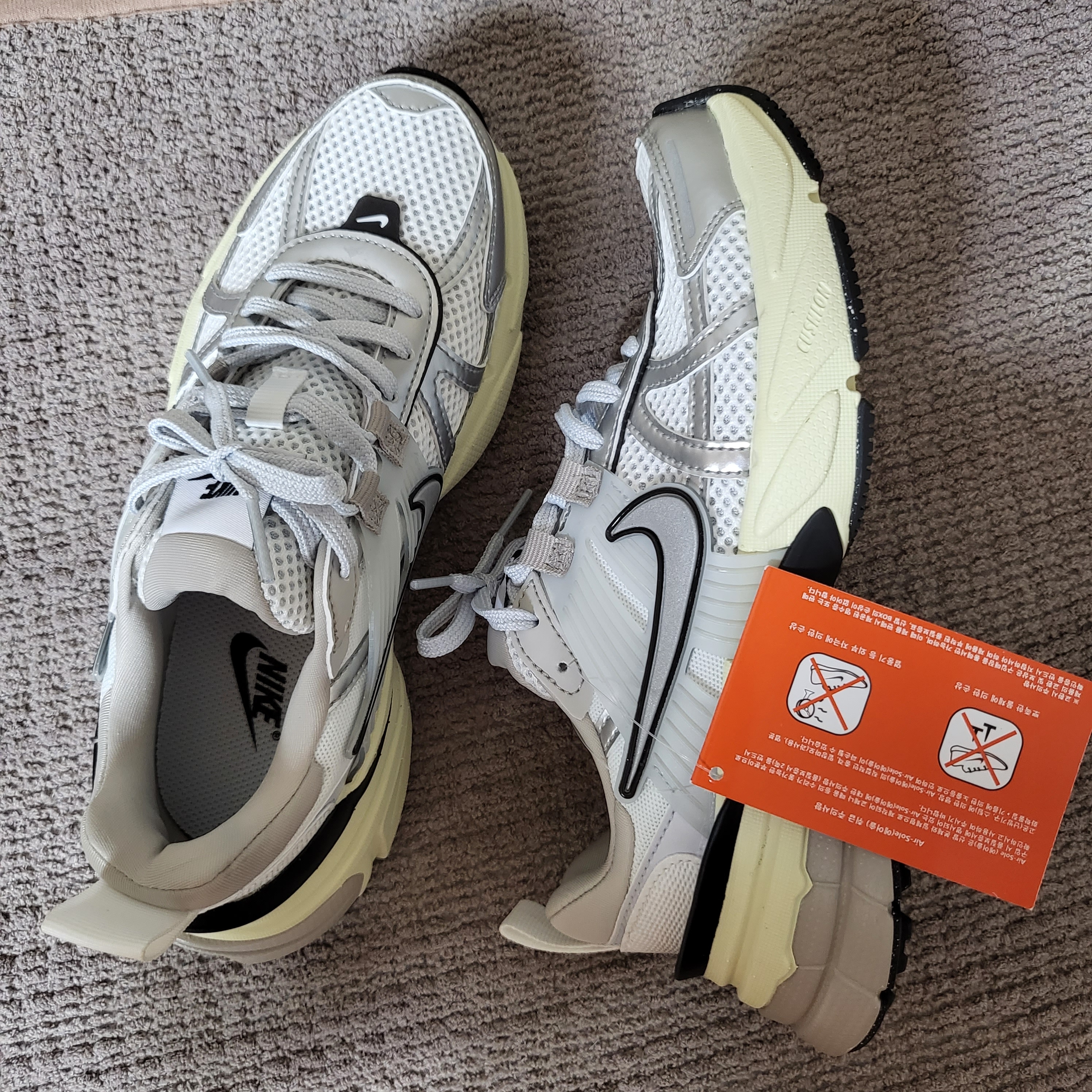 Nike V2K Run Summit White Metallic Silver 착용 스타일