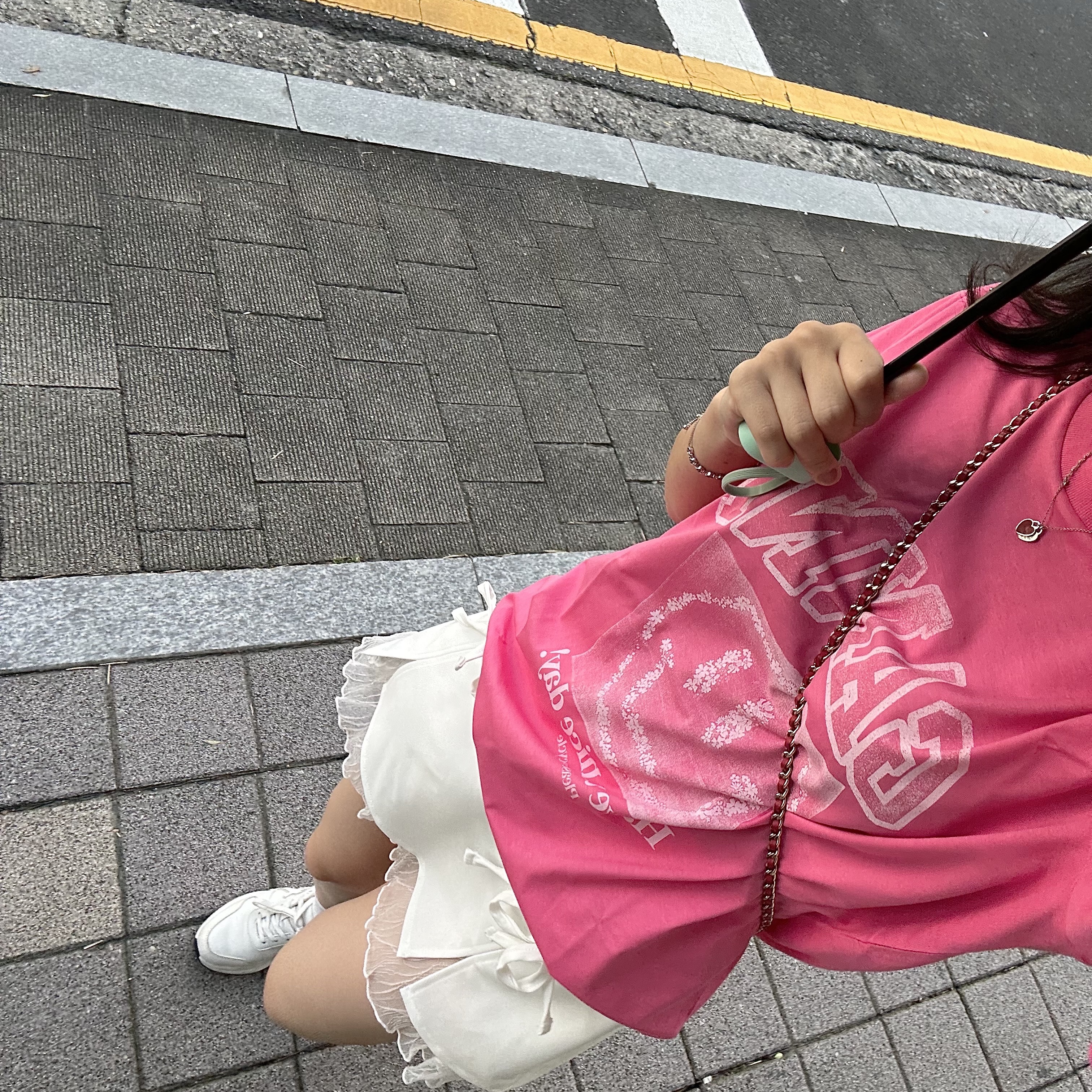 (W) Ganni Smiley T-Shirt Carmine Rose 착용 스타일