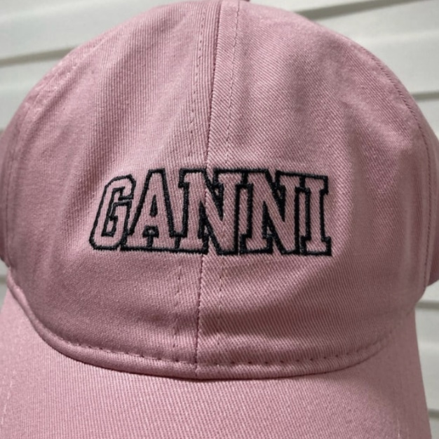 (W) Ganni Logo Cap Sweet Lilac 착용 스타일