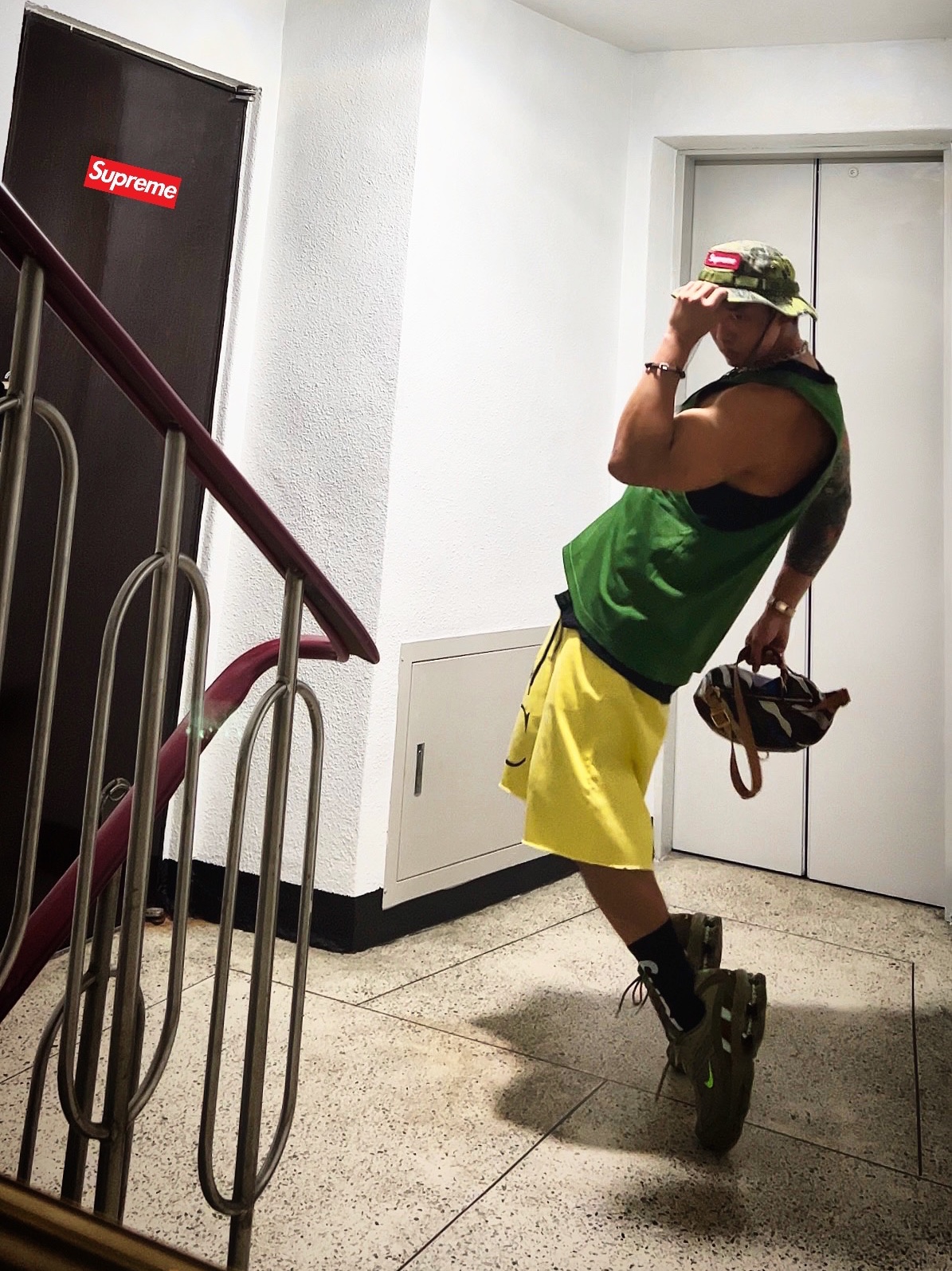 Supreme Military Boonie Olive Prym1 Camo - 22SS, Jordan x Off-White S/S Top Forest Green Black - US/EU 착용 스타일 - 2