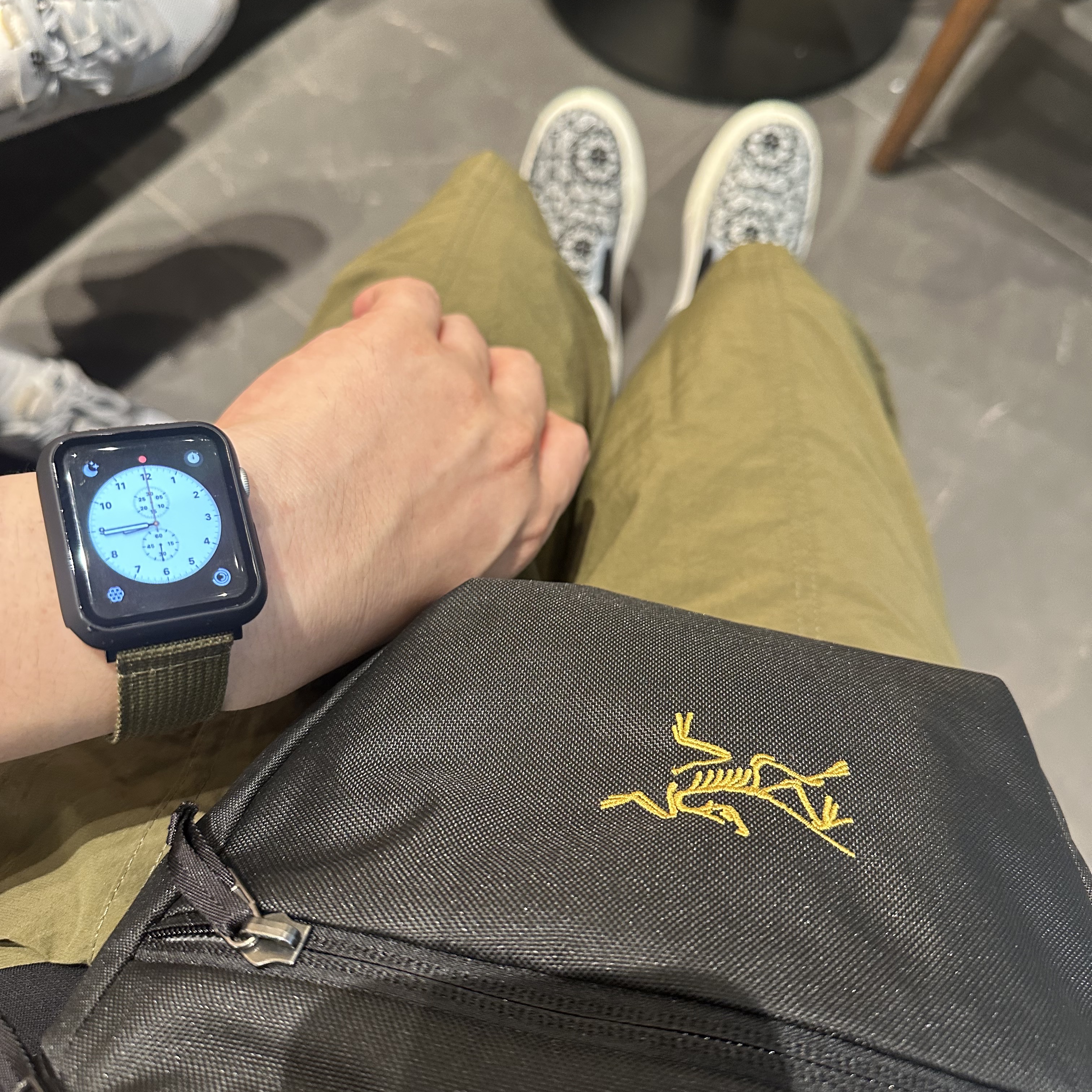 Vans ComfyCush One Bandana Marshmallow Black, Arc'teryx Mantis 2 Waistpack 24K Black 착용 스타일 - 3