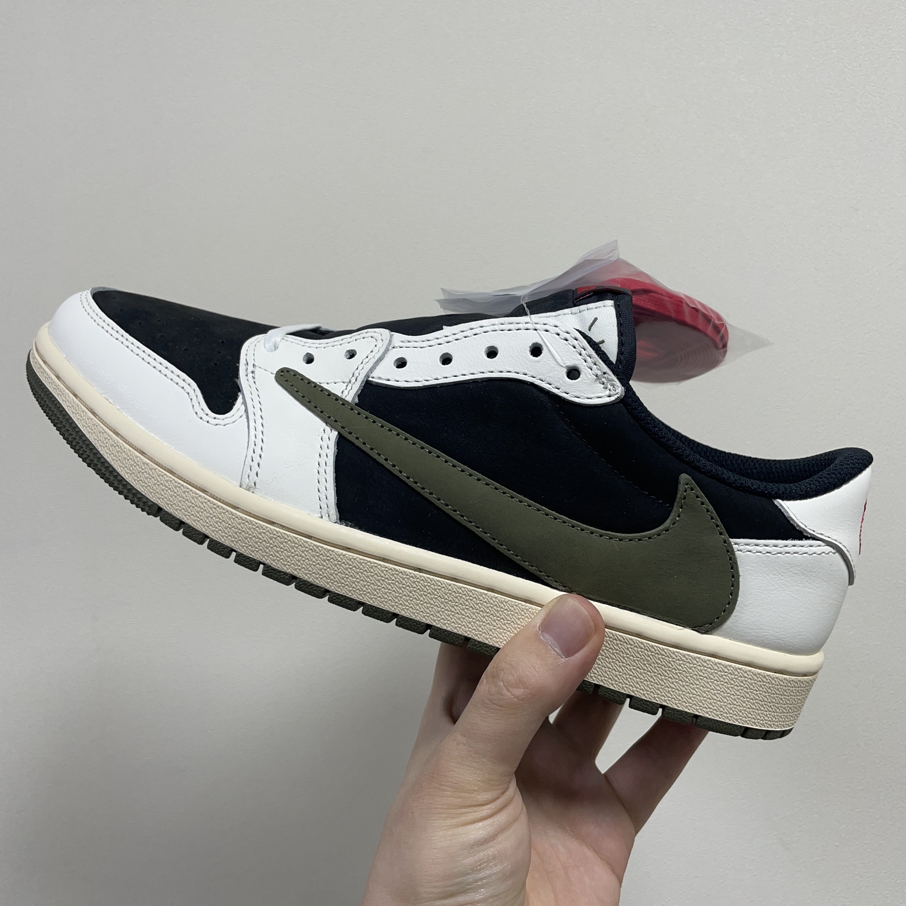 (W) Jordan 1 x Travis Scott Retro Low OG SP Medium Olive 착용 스타일 - 2