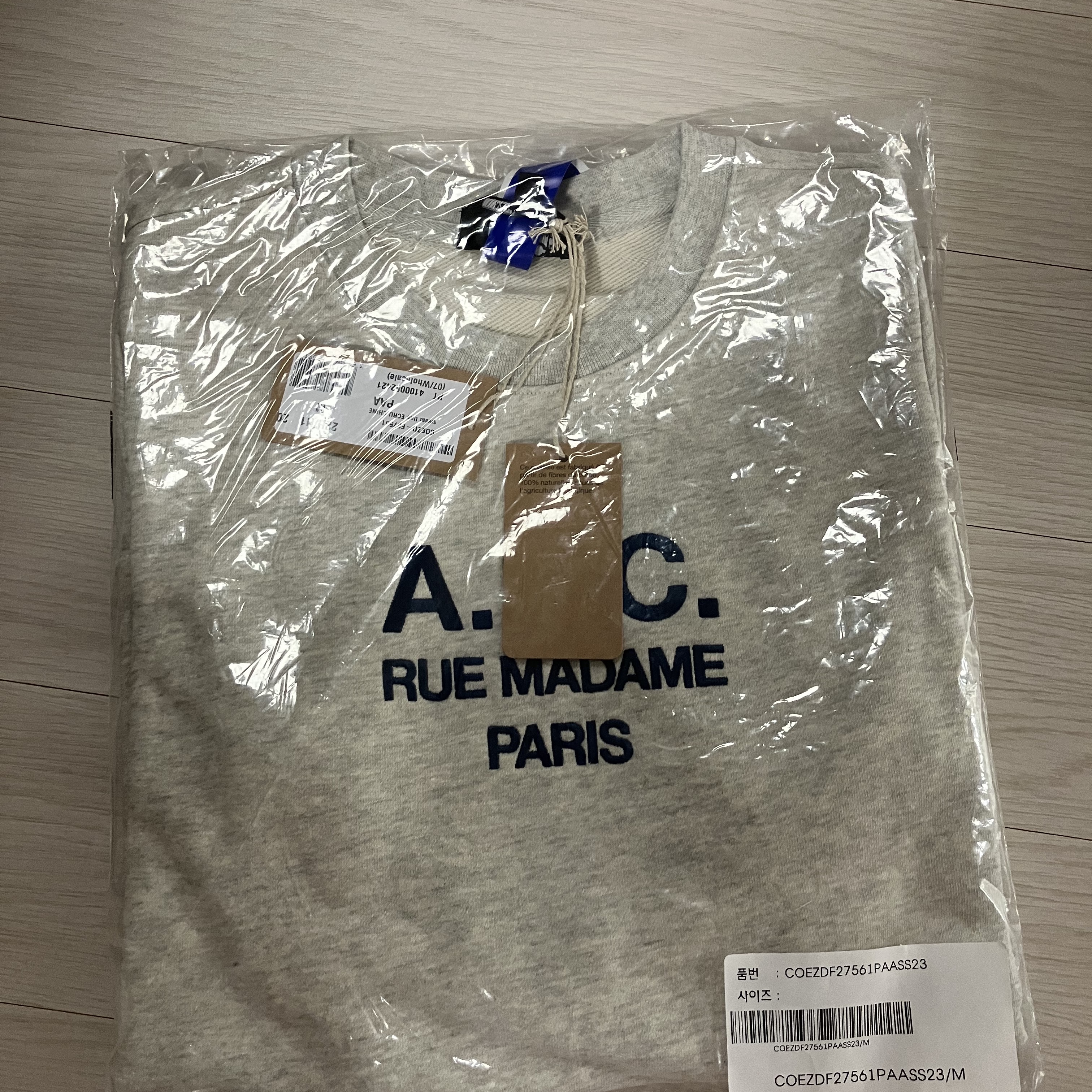 (W) A.P.C. Tina Sweatshirt Grey 착용 스타일