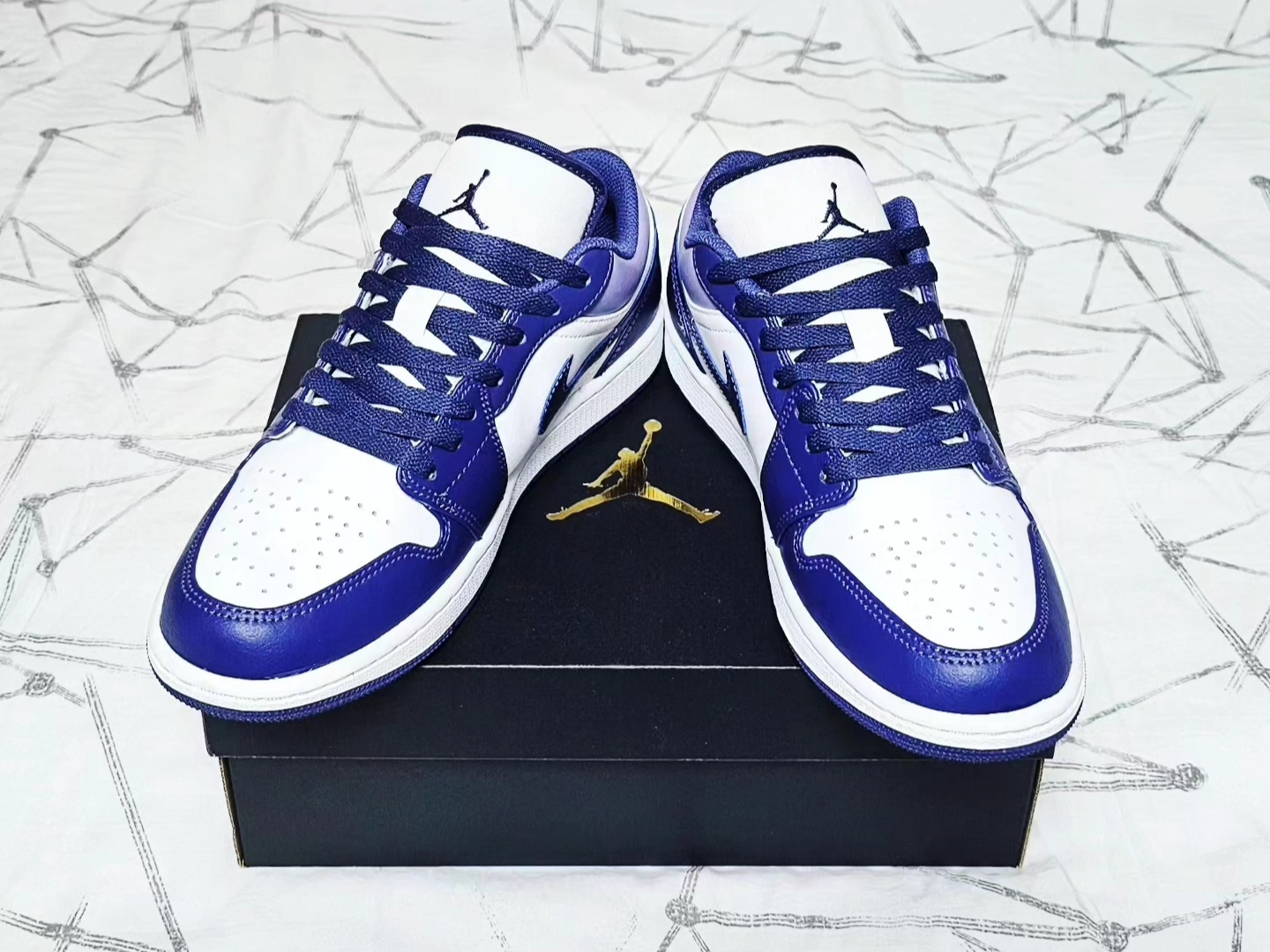 Jordan 1 Low Sky J Purple White 착용 스타일 - 3
