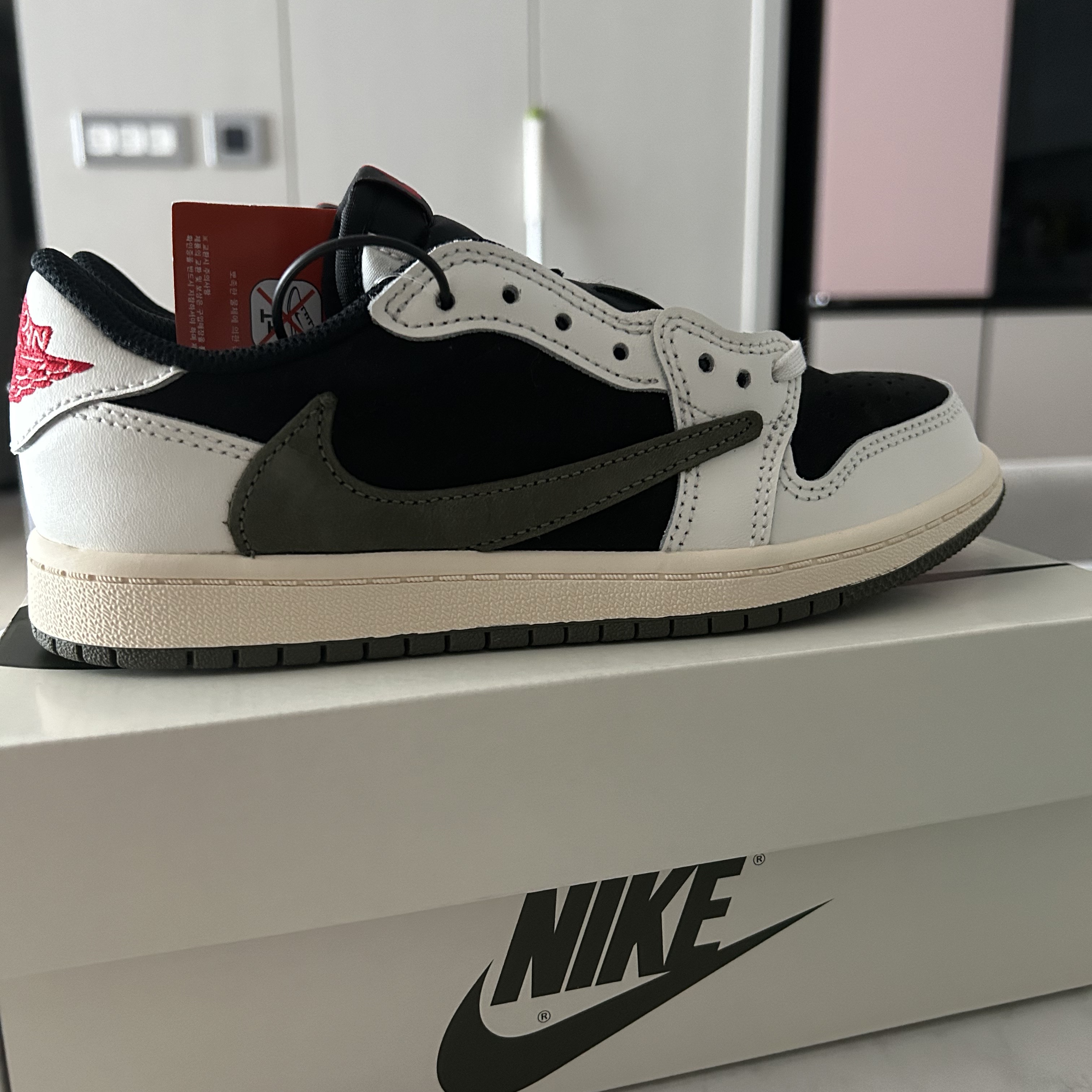 (PS) Jordan 1 x Travis Scott Retro Low OG SP Medium Olive 착용 스타일 - 3