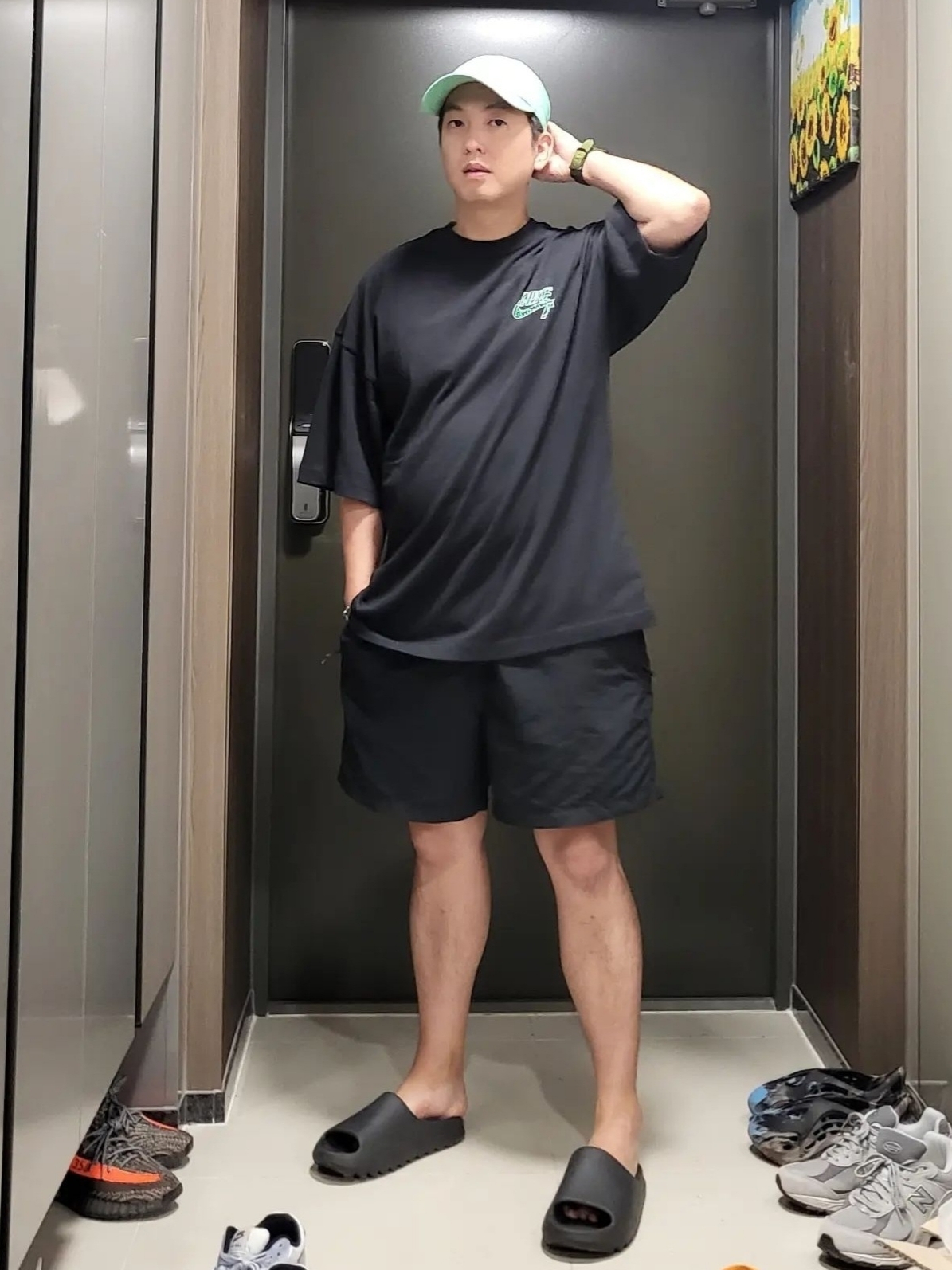 Adidas Yeezy Slide Onyx 착용 스타일 - 1
