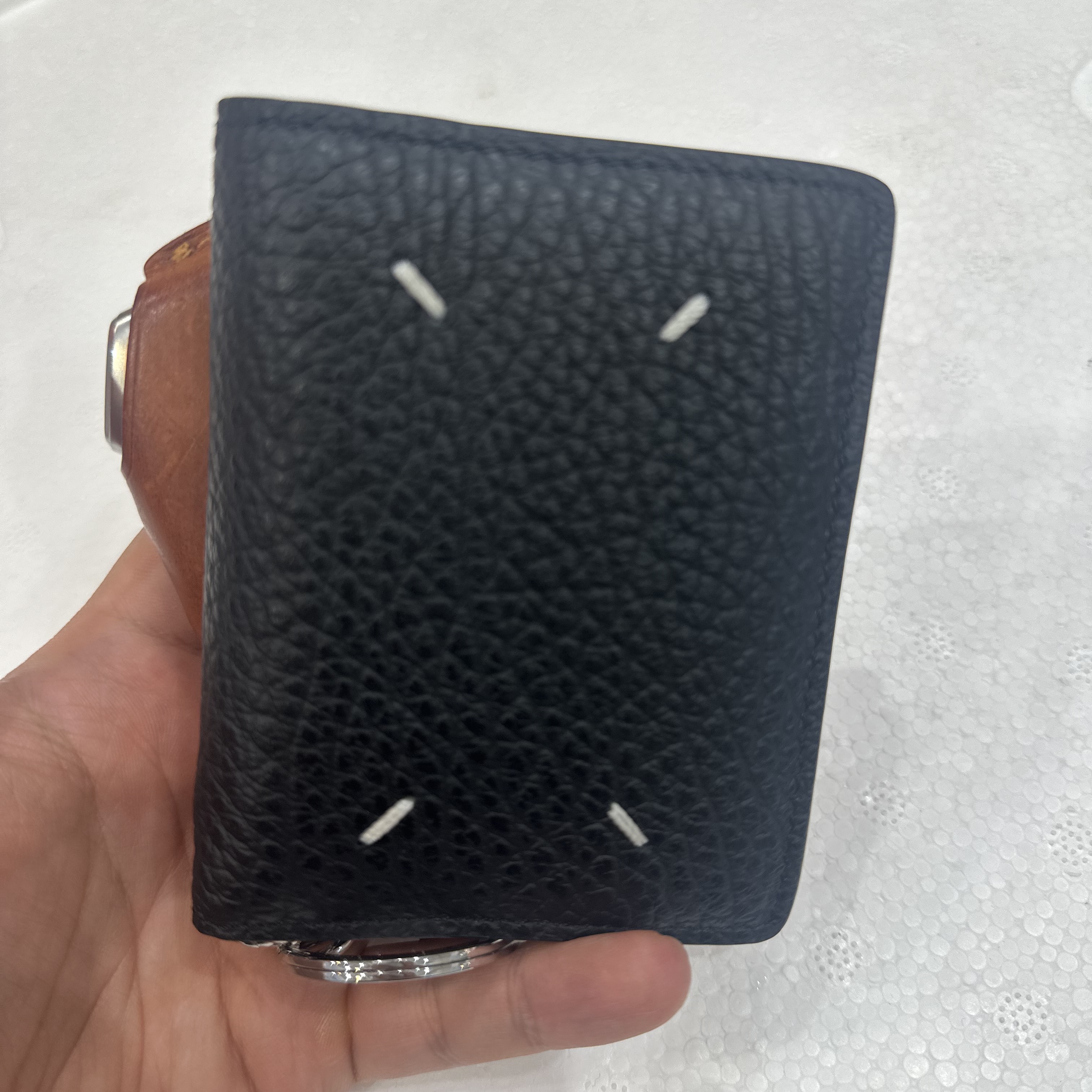 Maison Margiela Keyring Wallet Black 착용 스타일