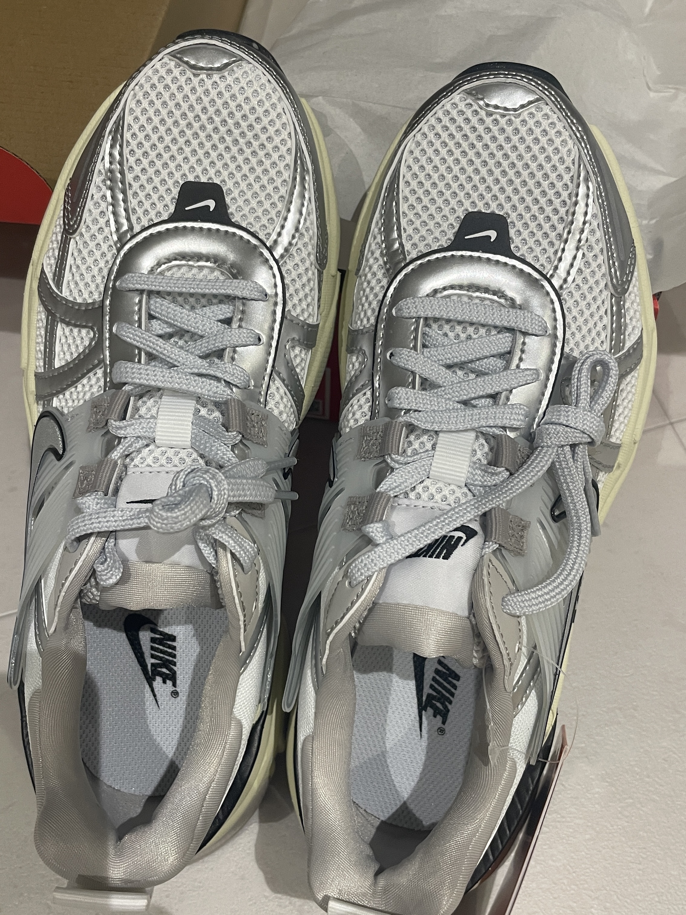 Nike V2K Run Summit White Metallic Silver 착용 스타일 - 1