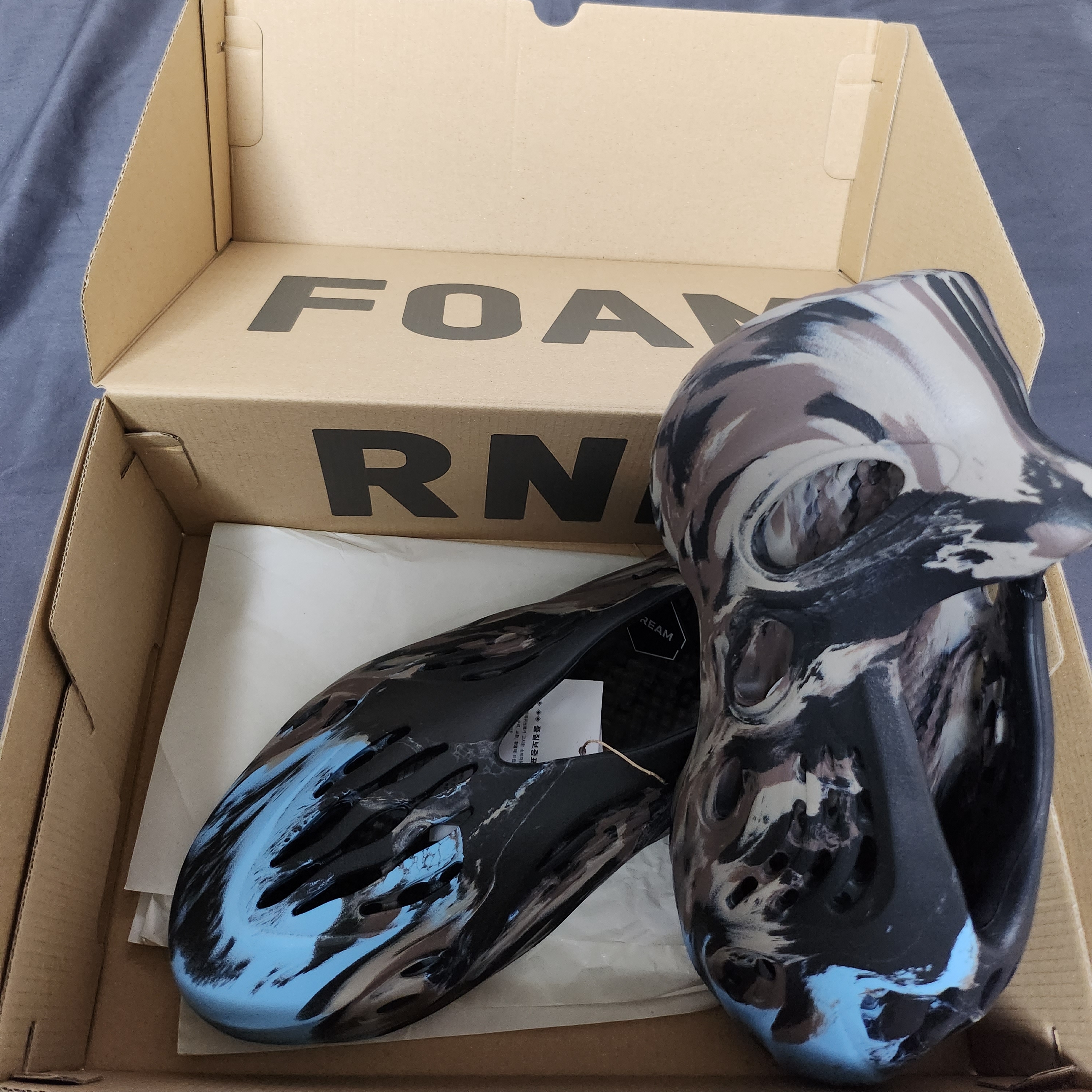 Adidas Yeezy Foam RNNR MX Cinder 착용 스타일