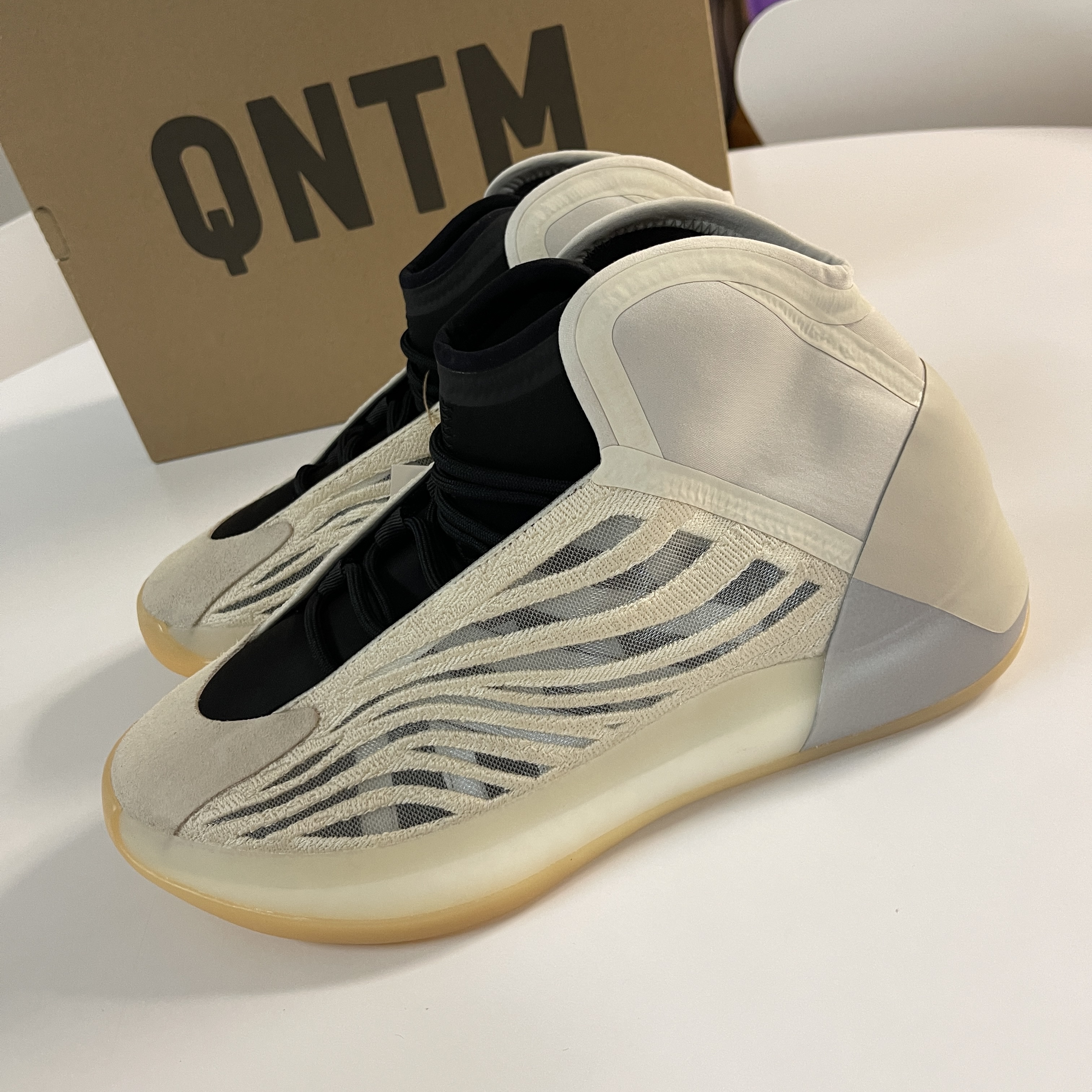 Adidas Yeezy QNTM Mist Slate 착용 스타일 - 2