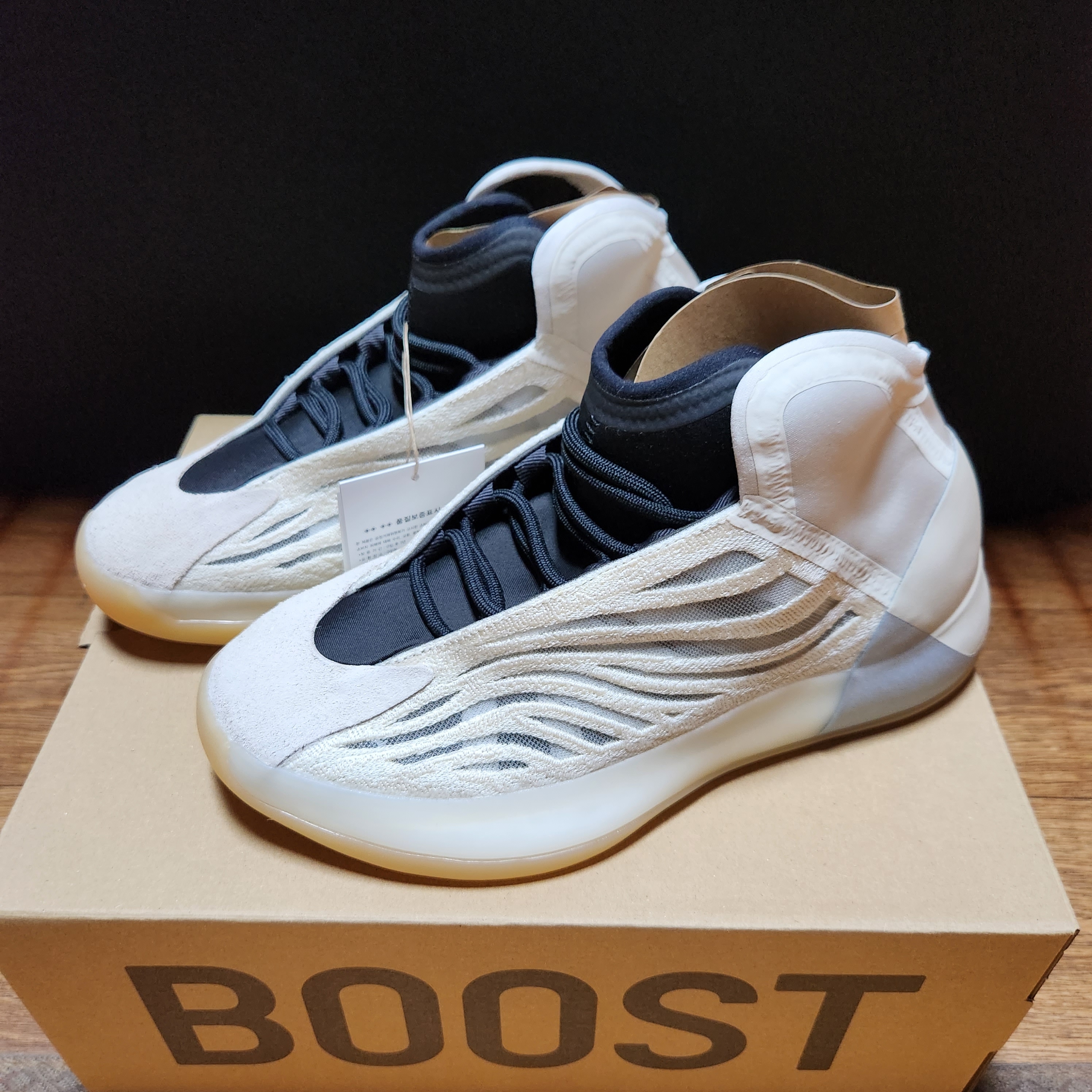 Adidas Yeezy QNTM Mist Slate 착용 스타일 - 3