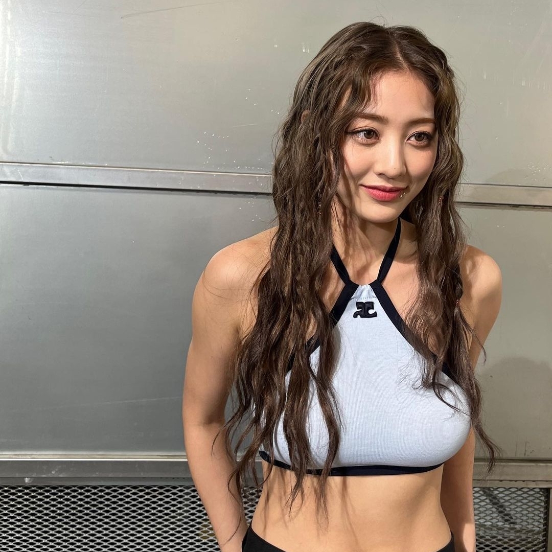 (W) Courreges Light Ribs Contrast Crop Top Heritage White Black 착용 스타일 - 1