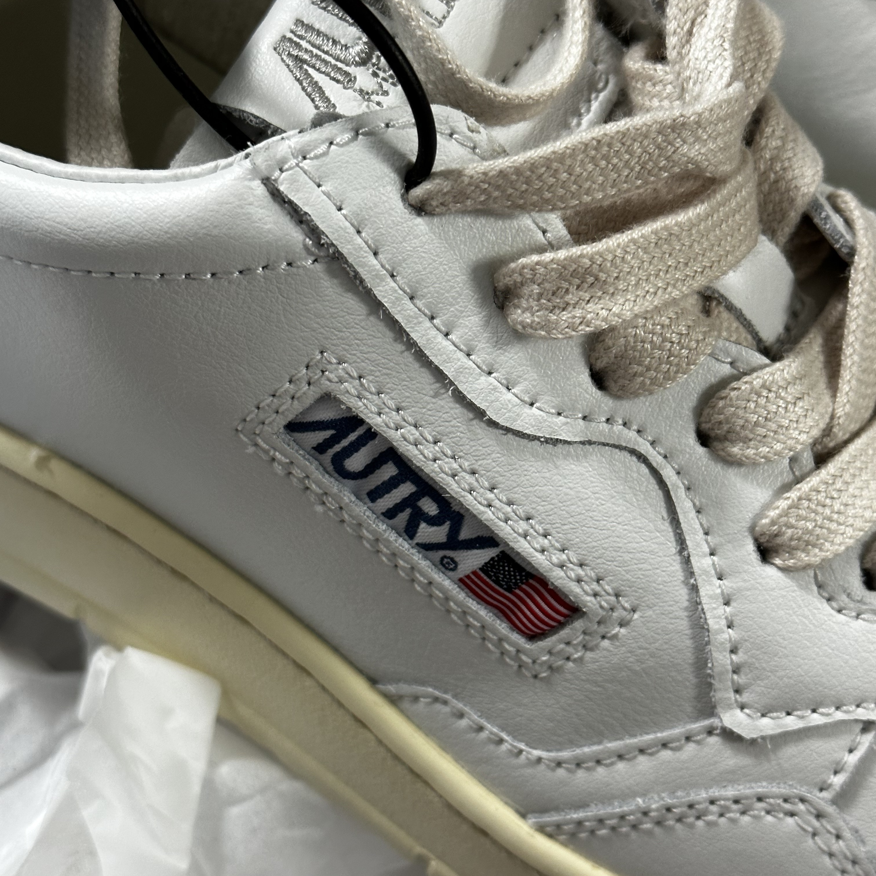 Autry Medalist Low Leather Sneakers White 착용 스타일 - 2